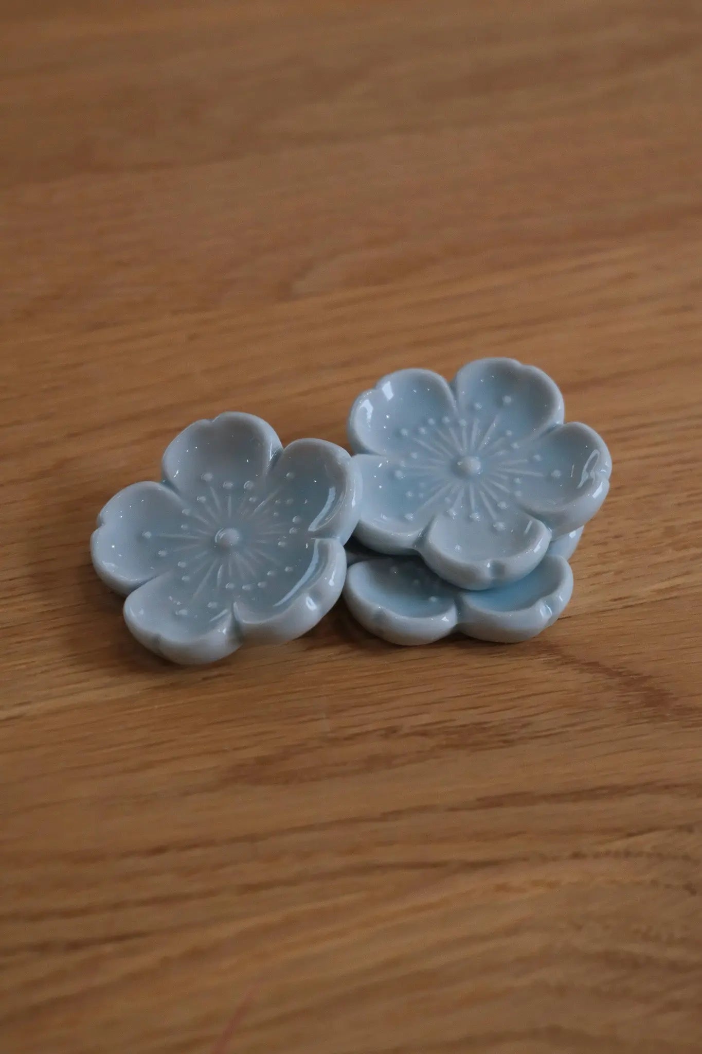 Spisepindholder i keramik | Sart lyseblå blomsterform | Japan
