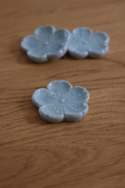 Spisepindholder i keramik | Sart lyseblå blomsterform | Japan