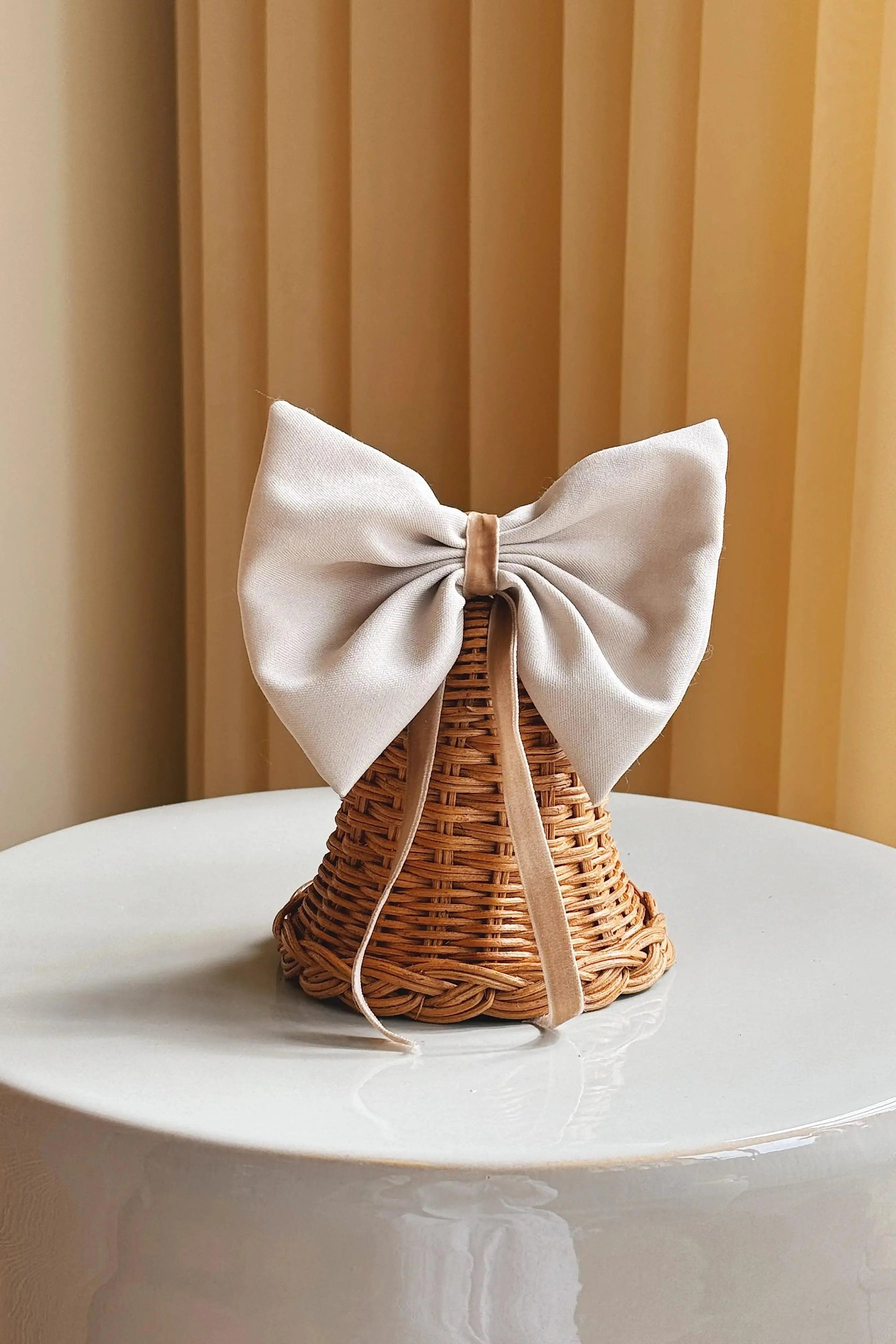 Stående Rattan Juleklokke med Lys Sløjfe | 12,5 x 12,5 cm Studio Hafnia