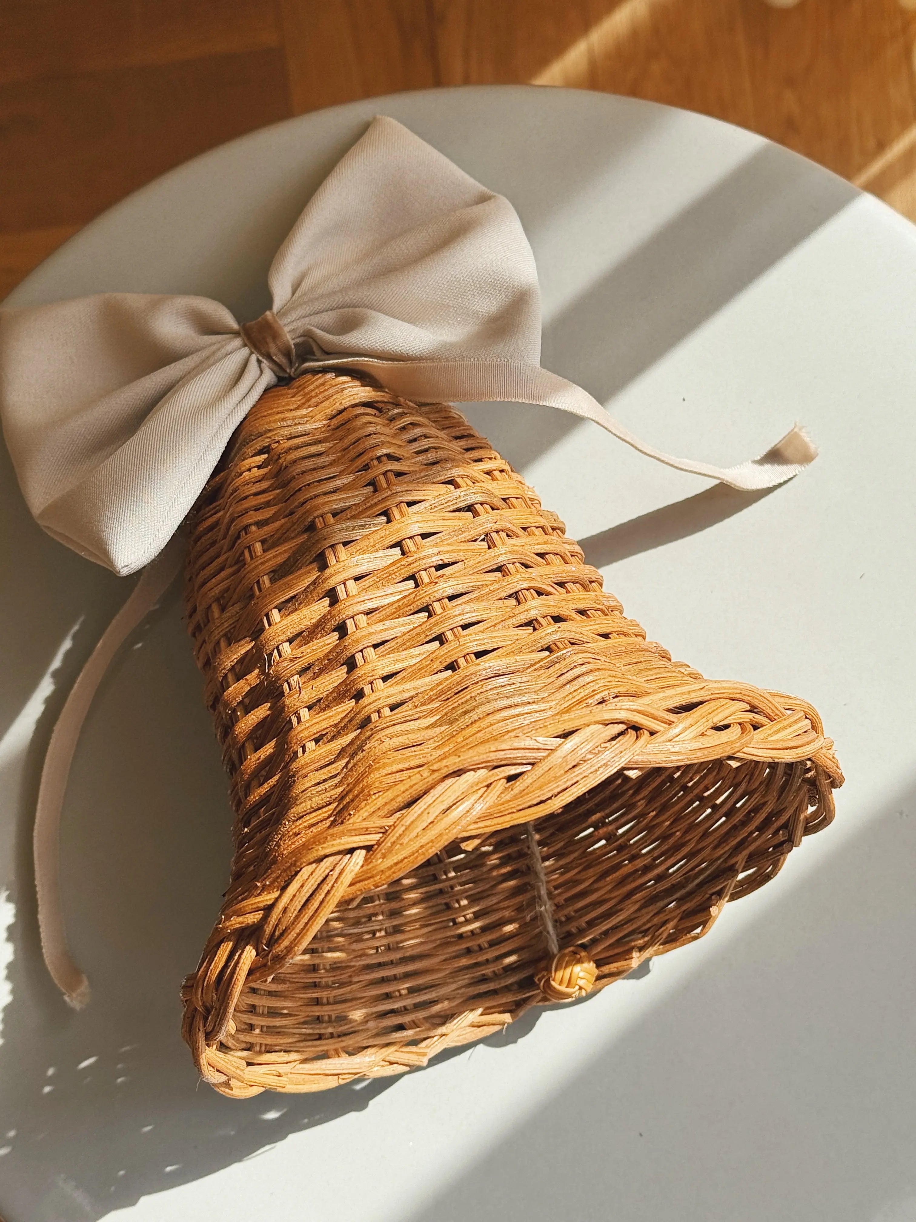 Stående Rattan Juleklokke med Lys Sløjfe | 15,5 x 15,5 cm Studio Hafnia