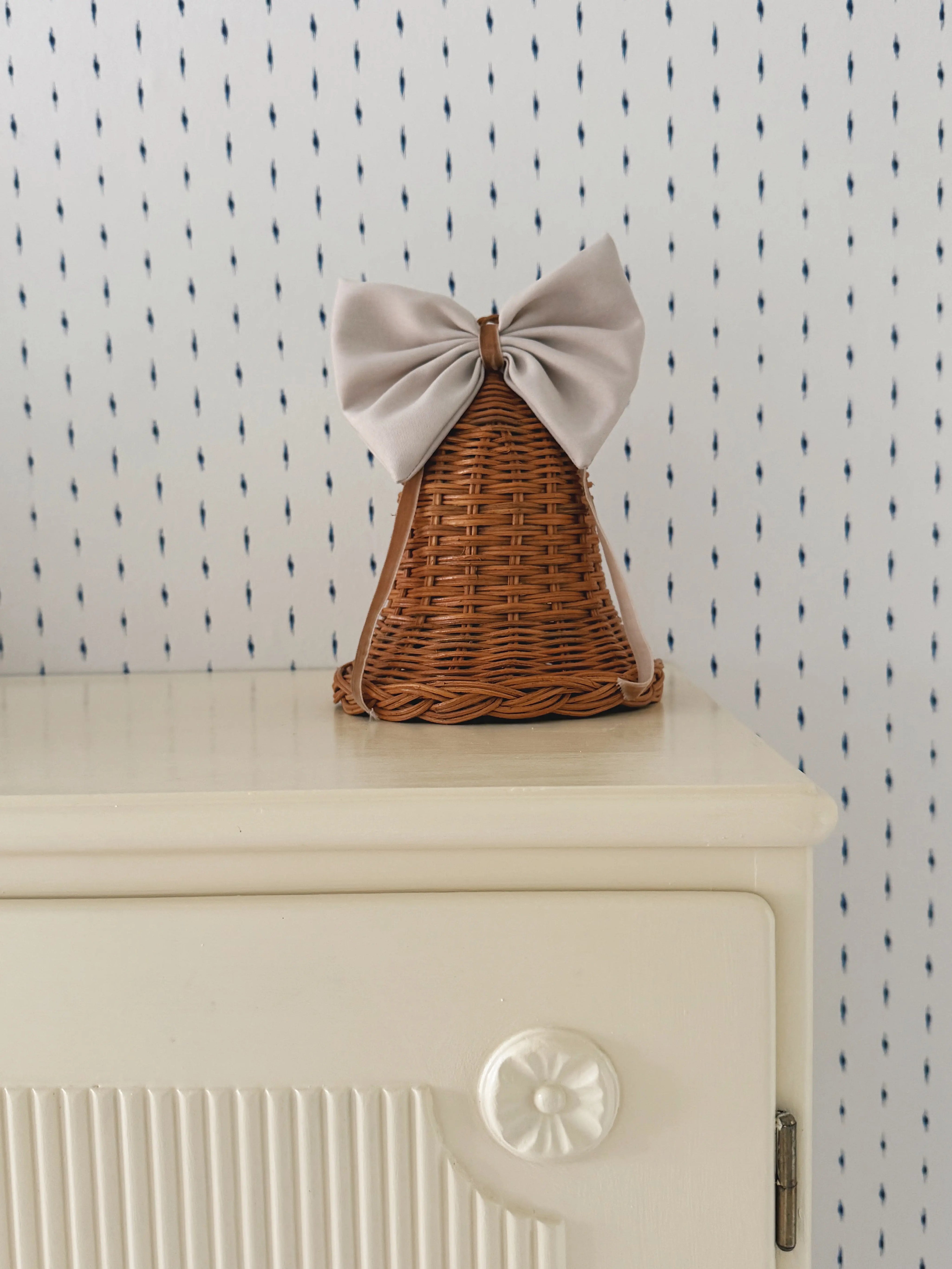 Stående Rattan Juleklokke med Lys Sløjfe | 15,5 x 15,5 cm Studio Hafnia