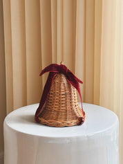 Stående Rattan Juleklokke med Mørkerød Sløjfe | 12,5 x 12,5 cm Studio Hafnia