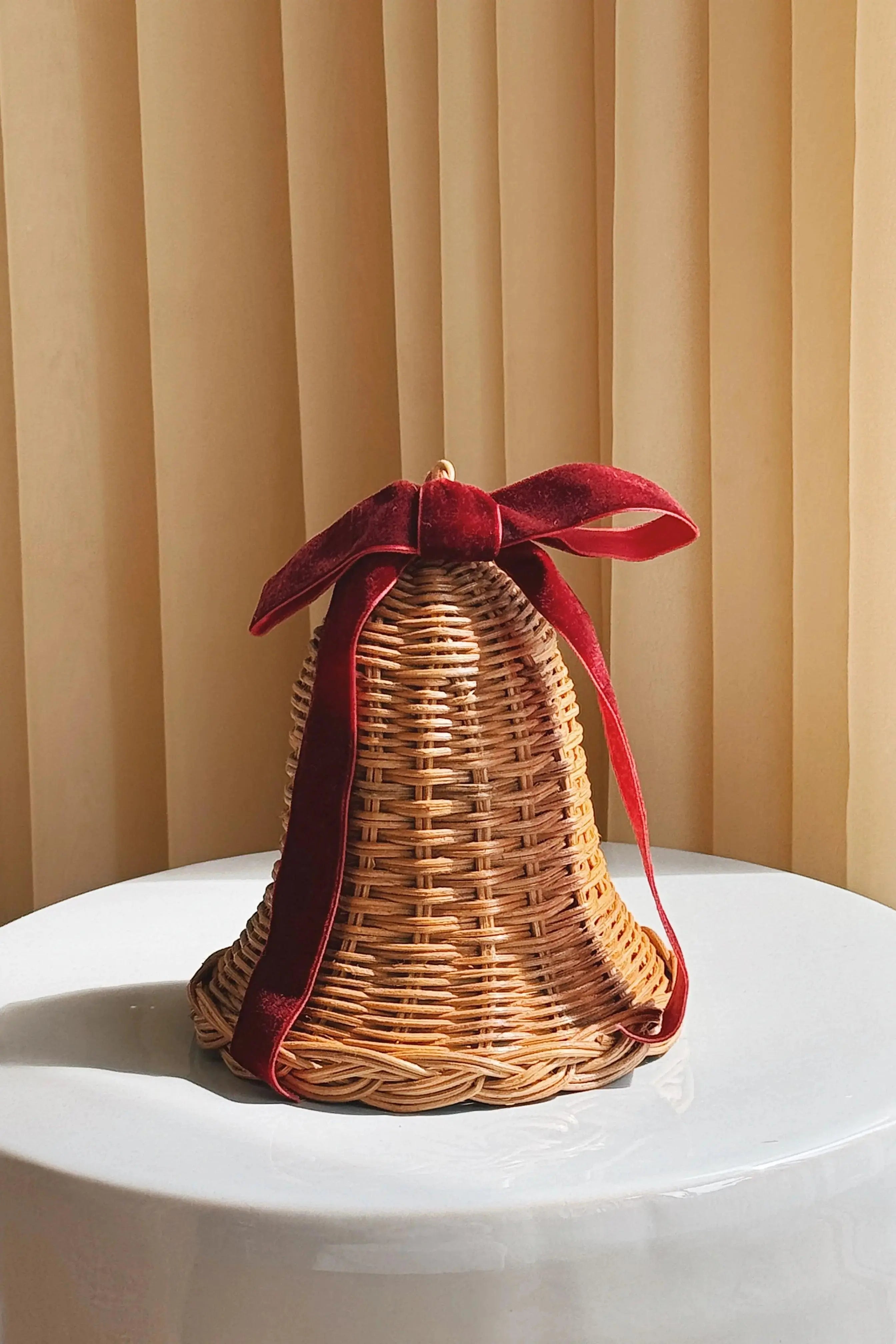 Stående Rattan Juleklokke med Mørkerød Sløjfe | 15,5 x 15,5 cm Studio Hafnia