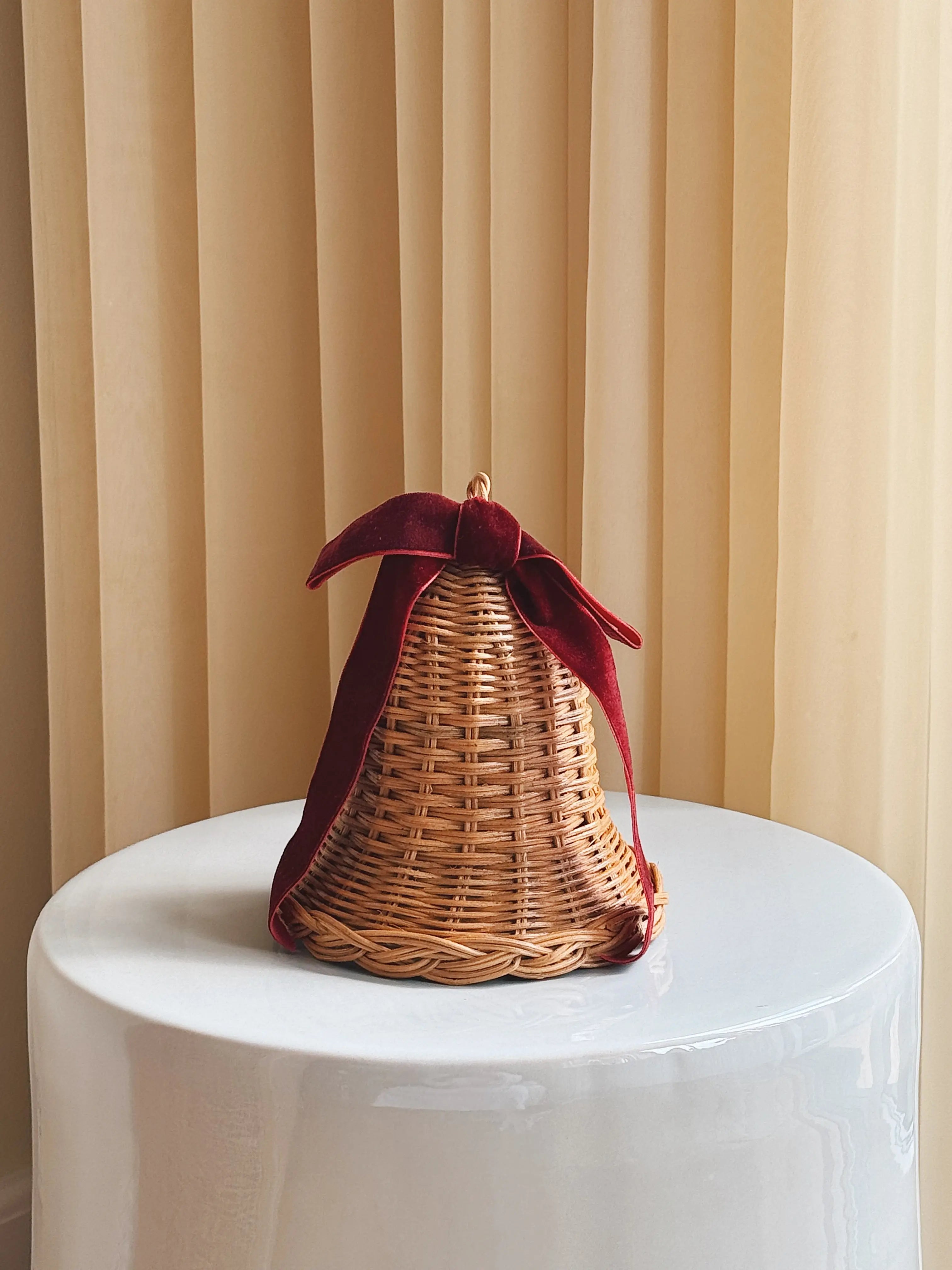 Stående Rattan Juleklokke med Mørkerød Sløjfe | 15,5 x 15,5 cm Studio Hafnia