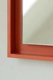 Stillark Relief Mirror, detalje af rammen hvor spejlglasset svæver frit, Studio Hafnia