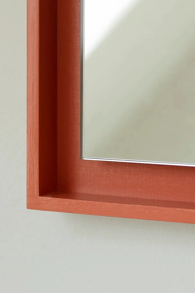 Stillark Relief Mirror, detalje af rammen hvor spejlglasset svæver frit, Studio Hafnia
