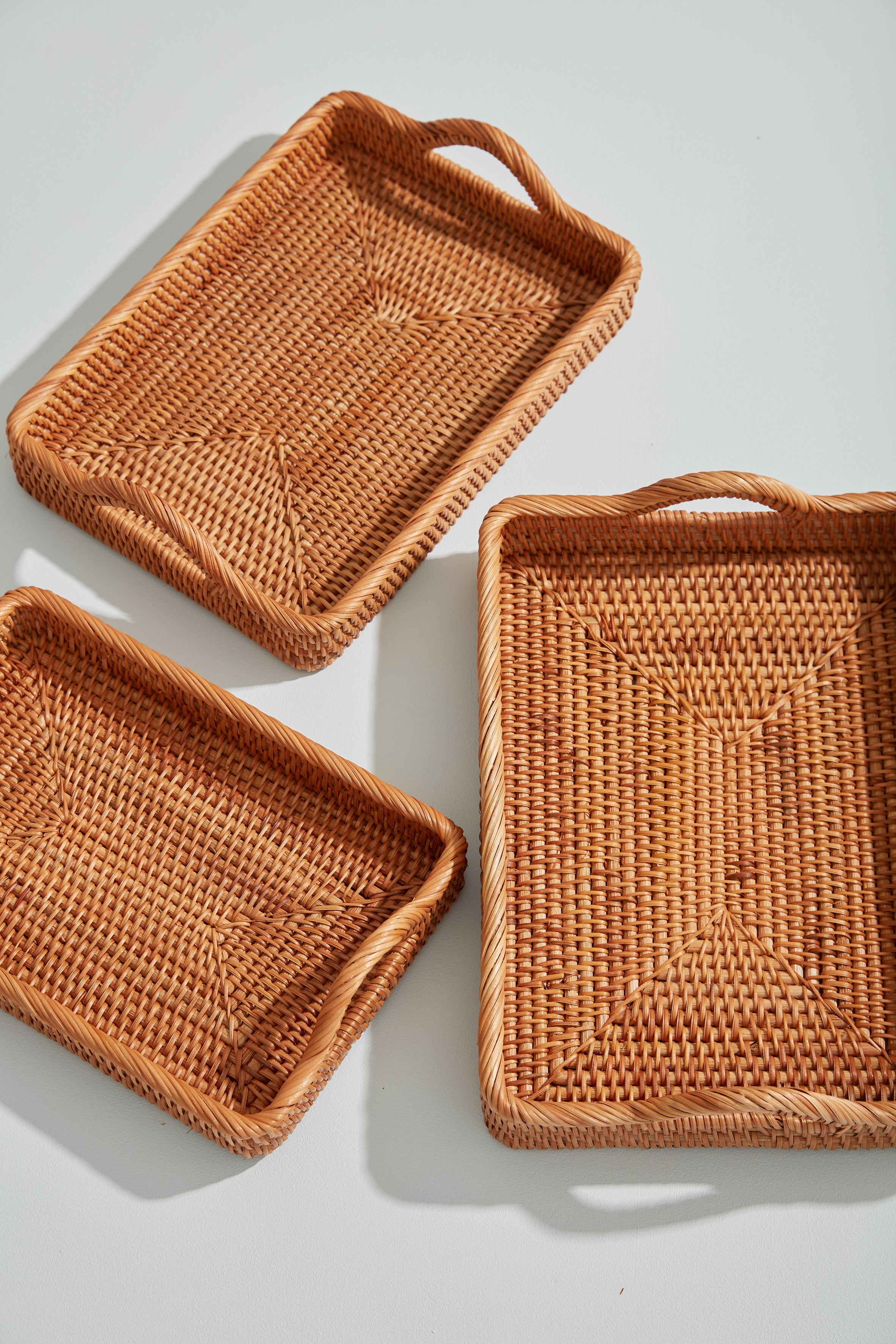 Sæt med 3 håndlavede serveringsbakker i rattan  STUDIO HAFNIA