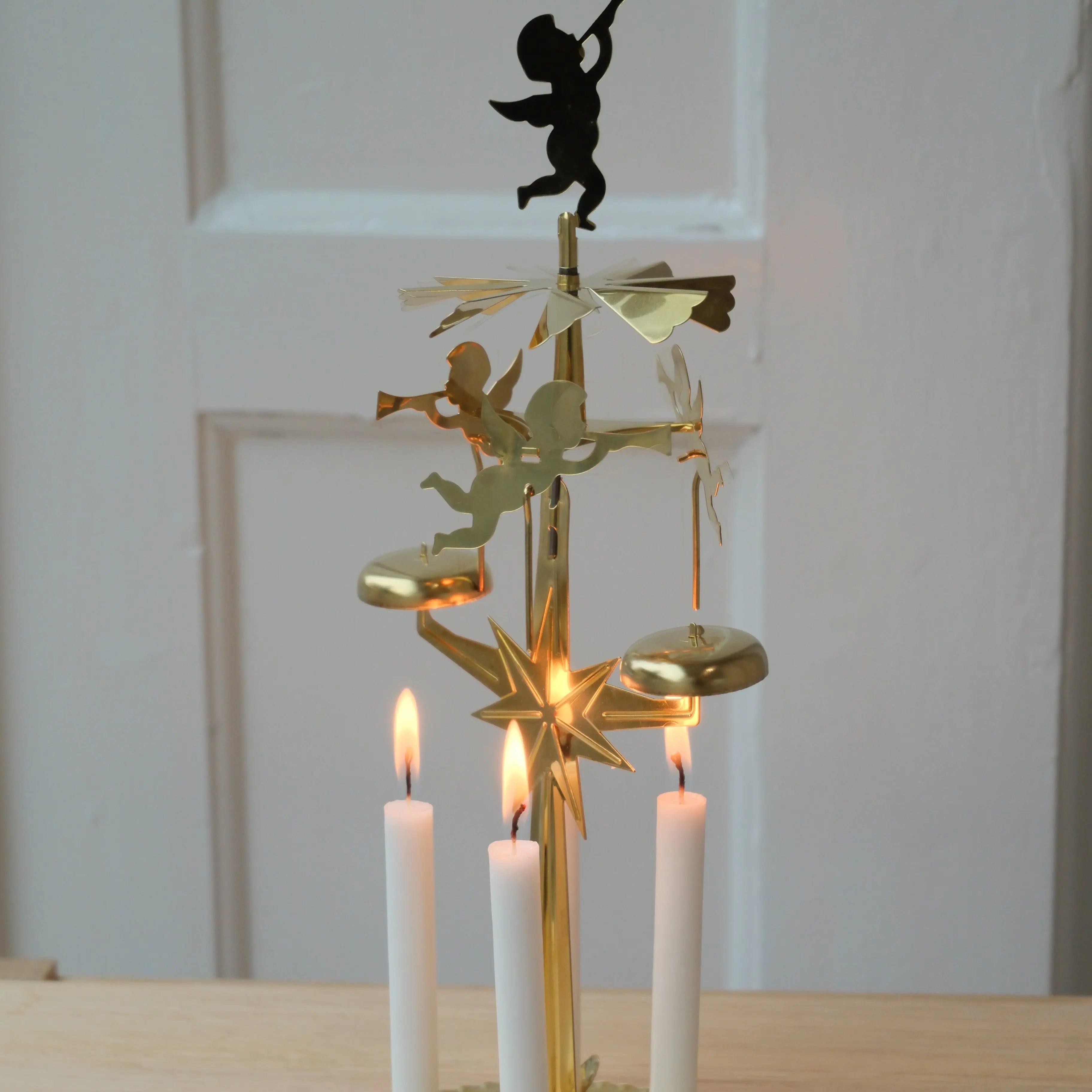 Svensk_-klassisk-englespil-i-messing-med-4-hvide-lys-Studio-Hafnia-1378625971.jpg