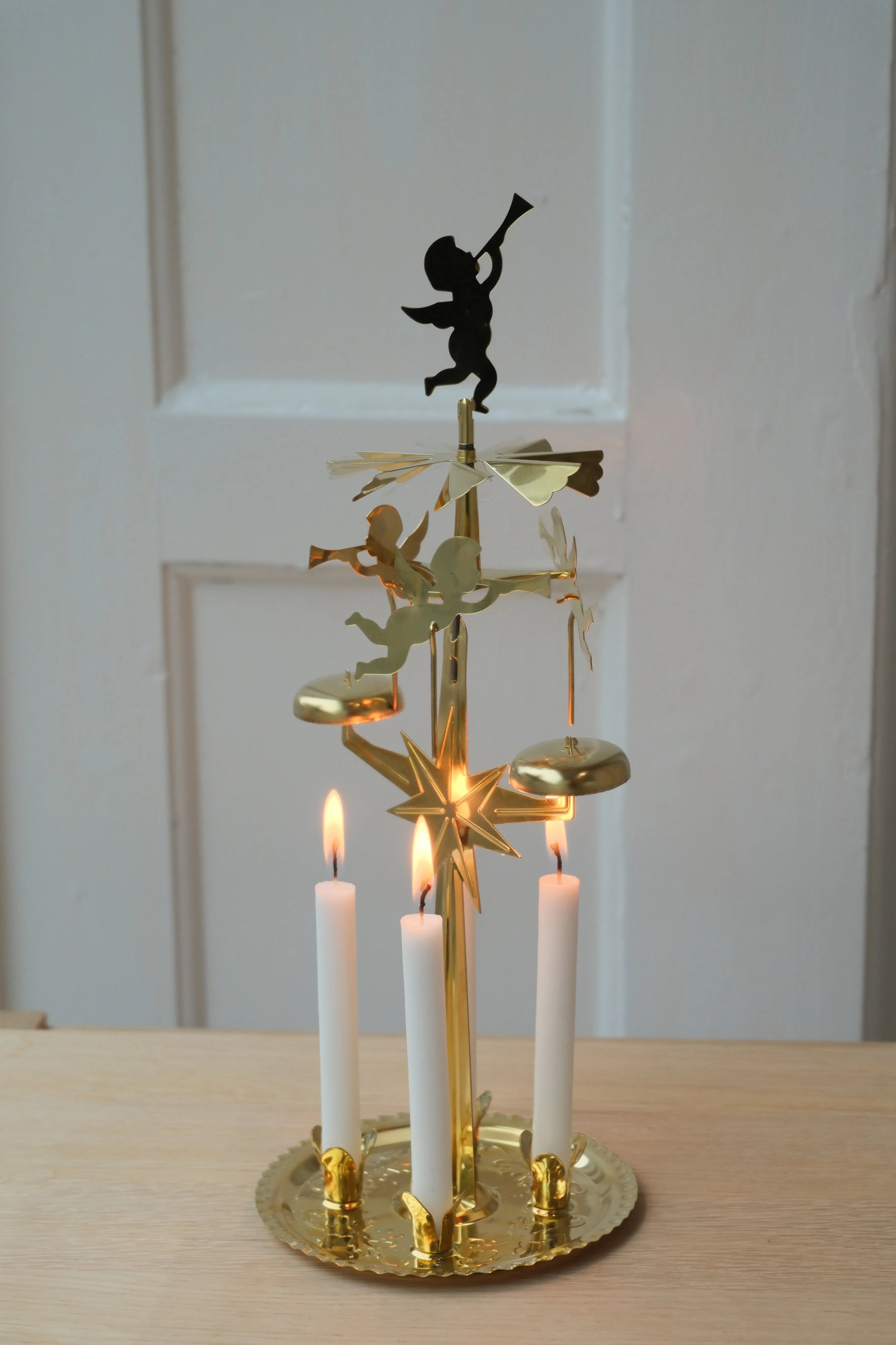 Svensk_-klassisk-englespil-i-messing-med-4-hvide-lys-Studio-Hafnia-1378625971.jpg