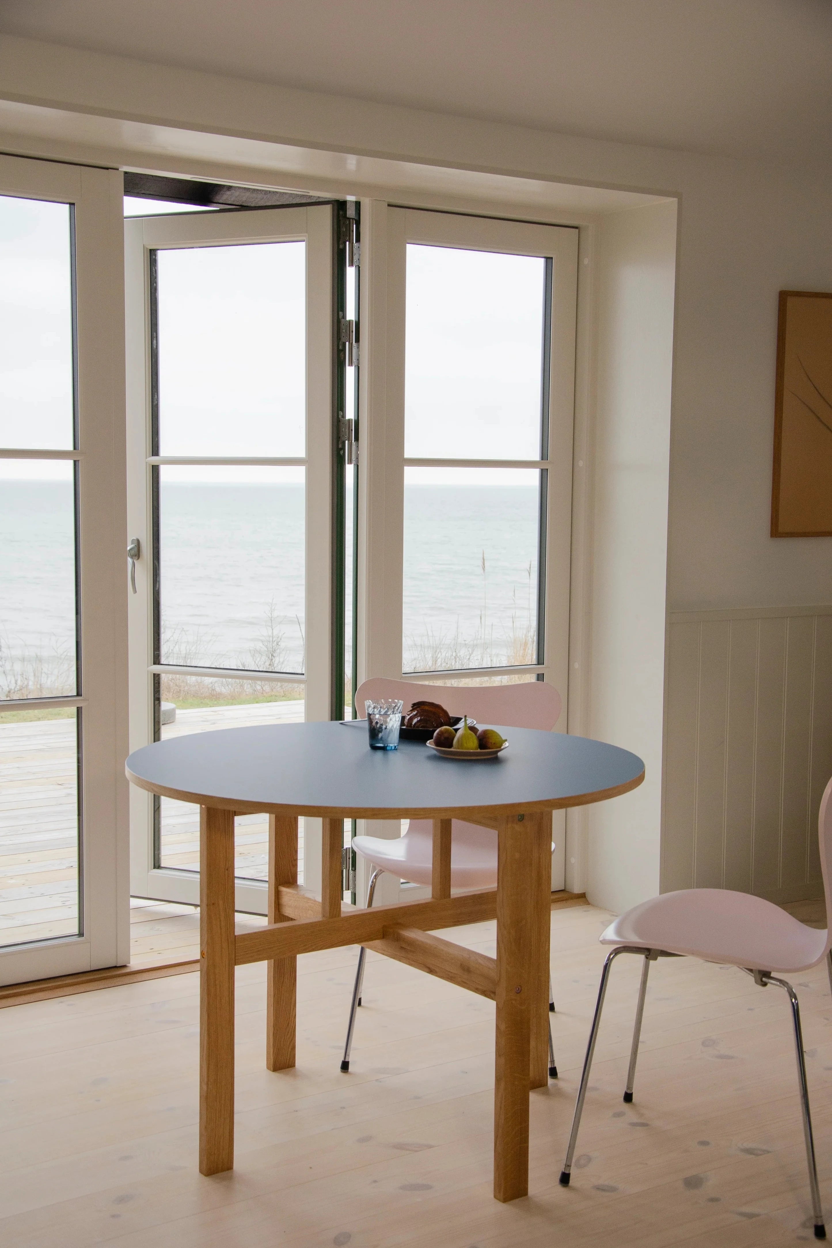 Stillark Gable Table Round rundt spisebord i blå med egetræsstel