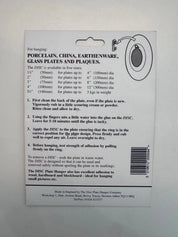 Back of the packaging for the plate hanger showing four-step instructions and a size guide for discs from 30 to 140 mm