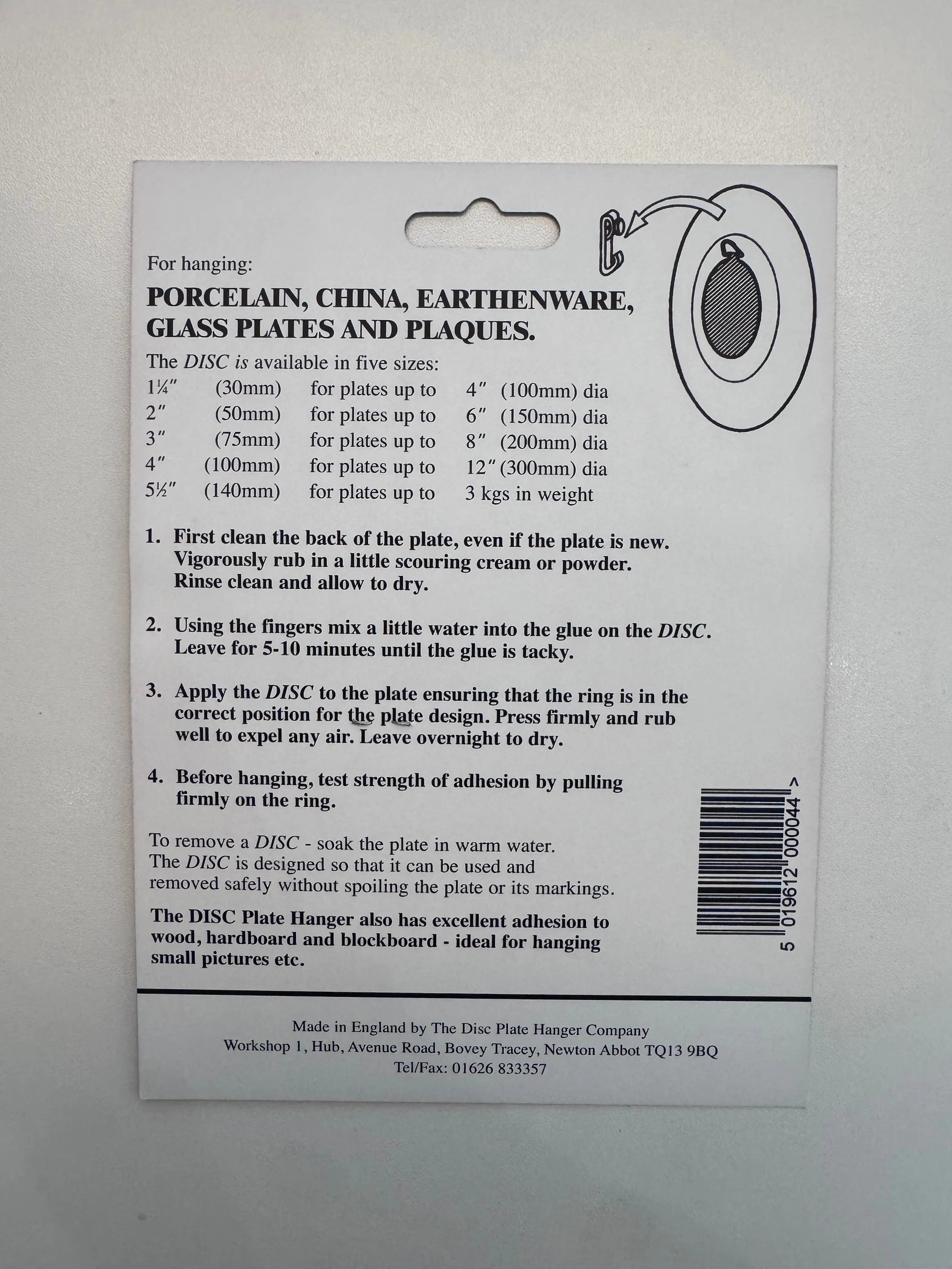 Back of the packaging for the plate hanger showing four-step instructions and a size guide for discs from 30 to 140 mm