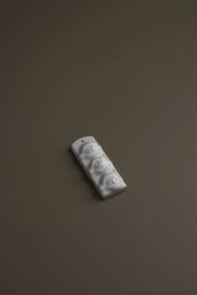 Third Eye – Væghængt skulptur i glaseret stentøj, AntiqueWhite Laoru Laoru