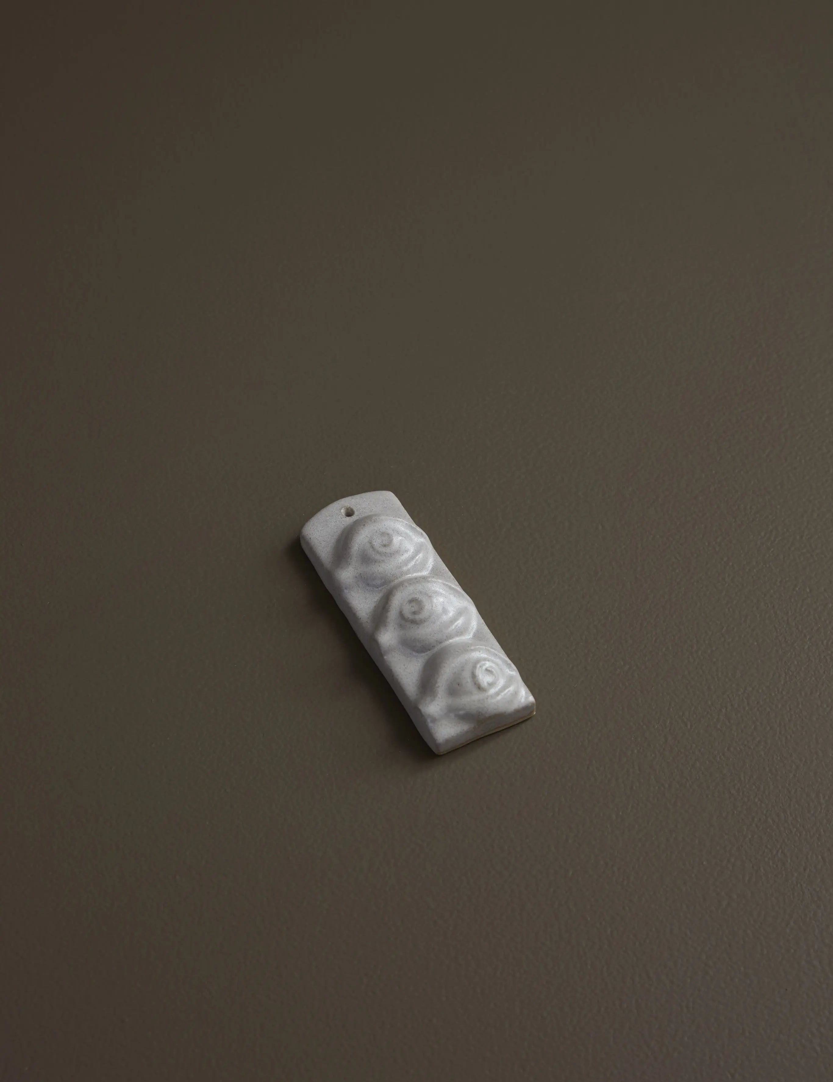 Third Eye – Væghængt skulptur i glaseret stentøj, AntiqueWhite Laoru Laoru