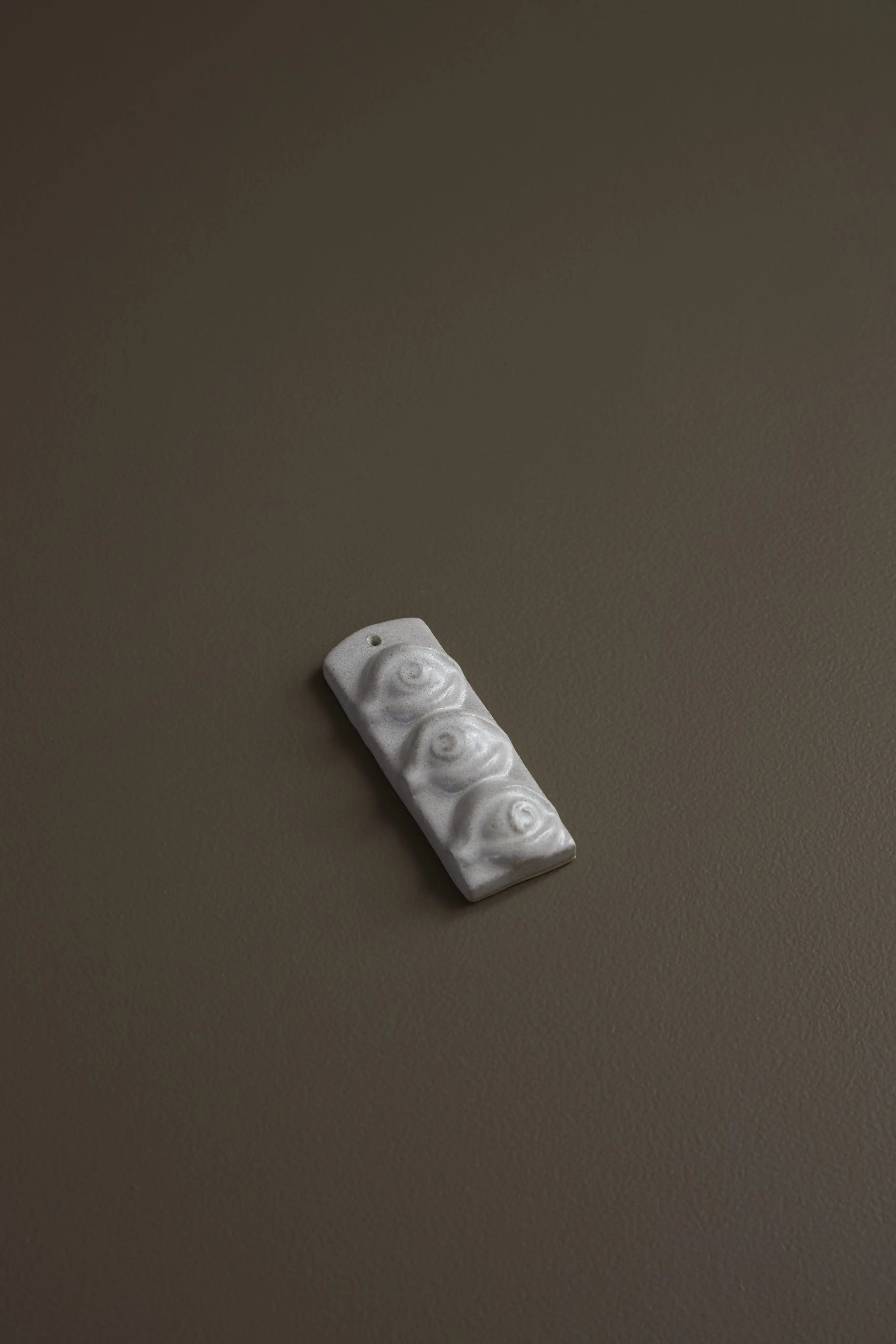 Third Eye – Væghængt skulptur i glaseret stentøj, AntiqueWhite Laoru Laoru