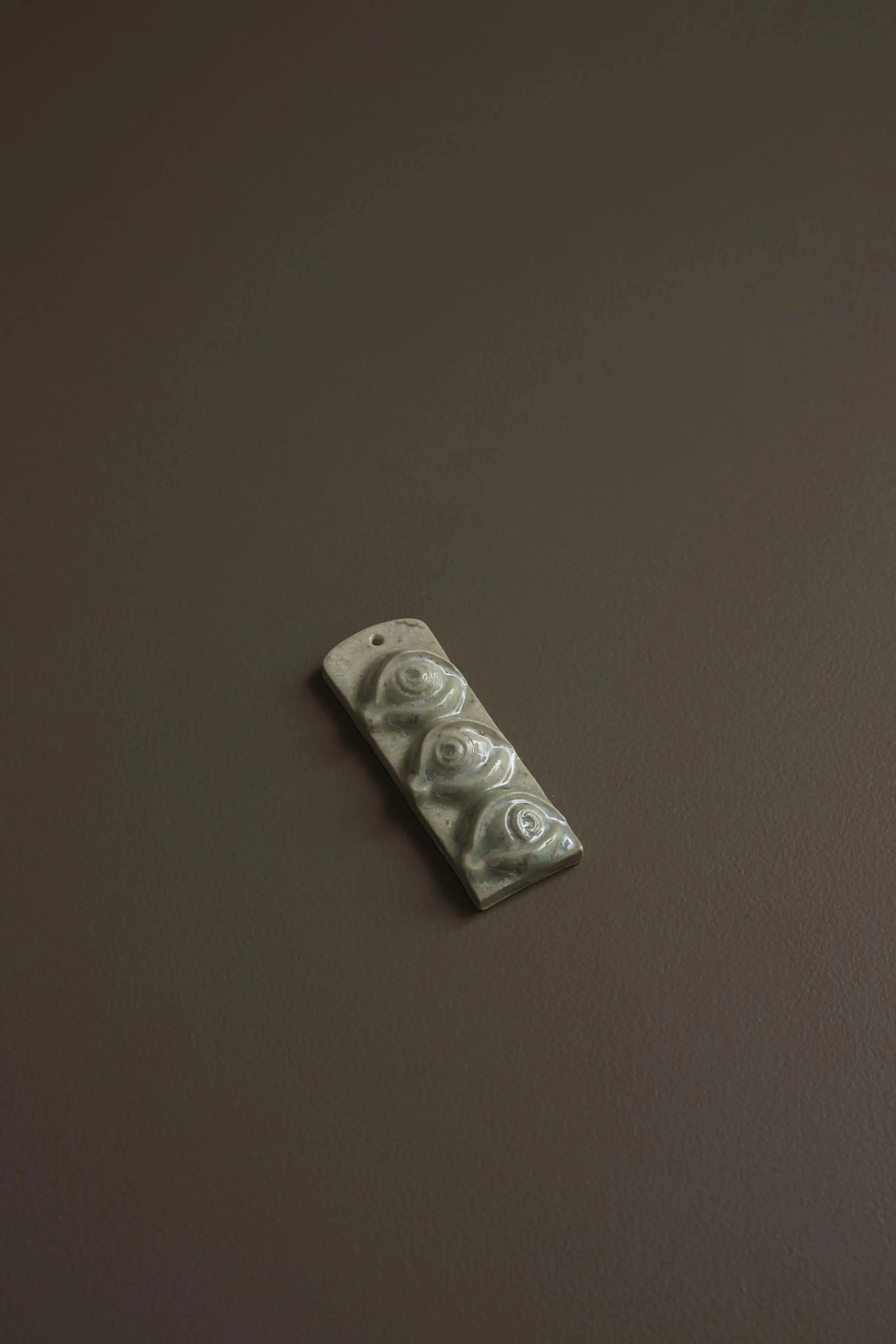 Third Eye – Væghængt skulptur i glaseret stentøj, Crystal Green Laoru Laoru