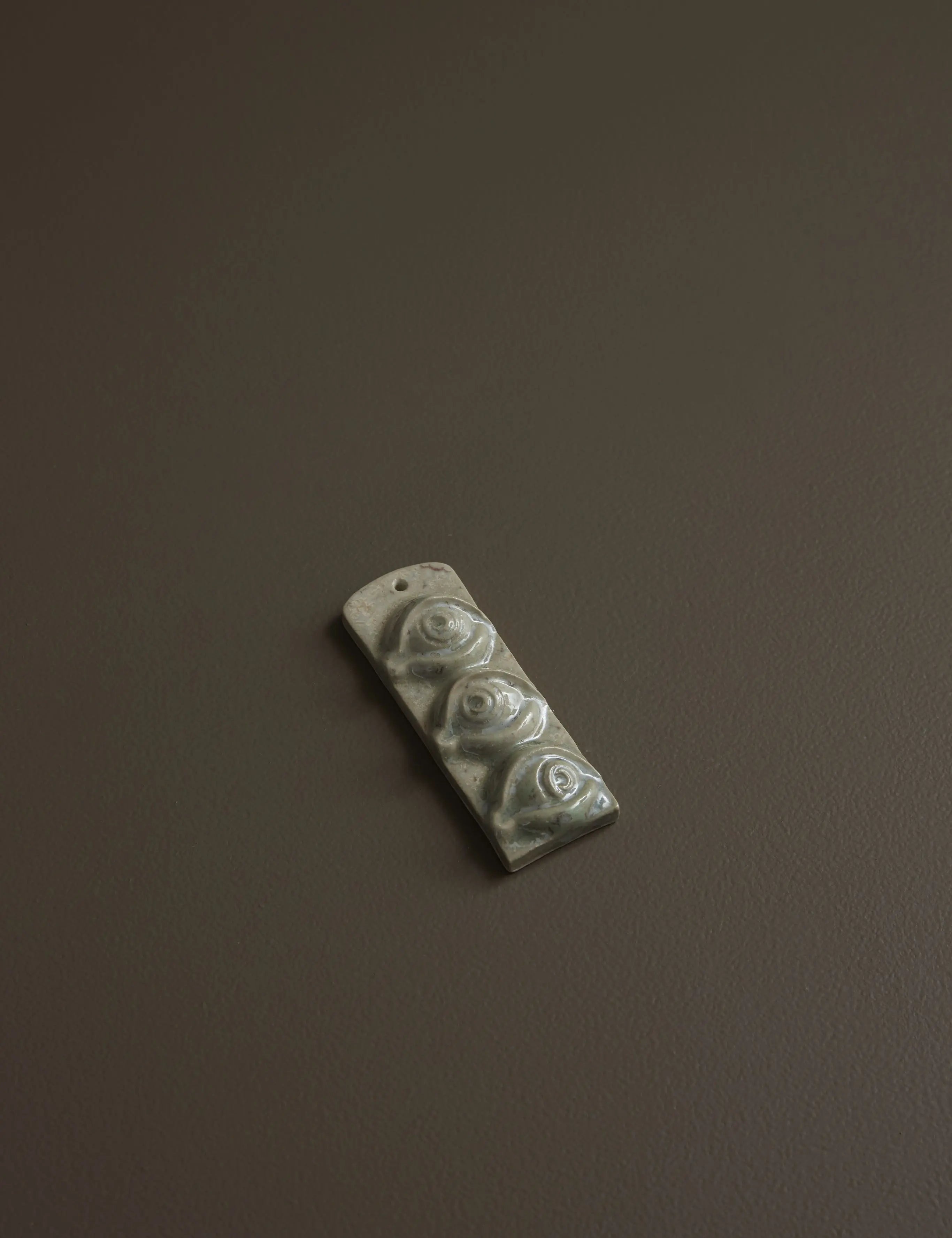 Third Eye – Væghængt skulptur i glaseret stentøj, Crystal Green Laoru Laoru