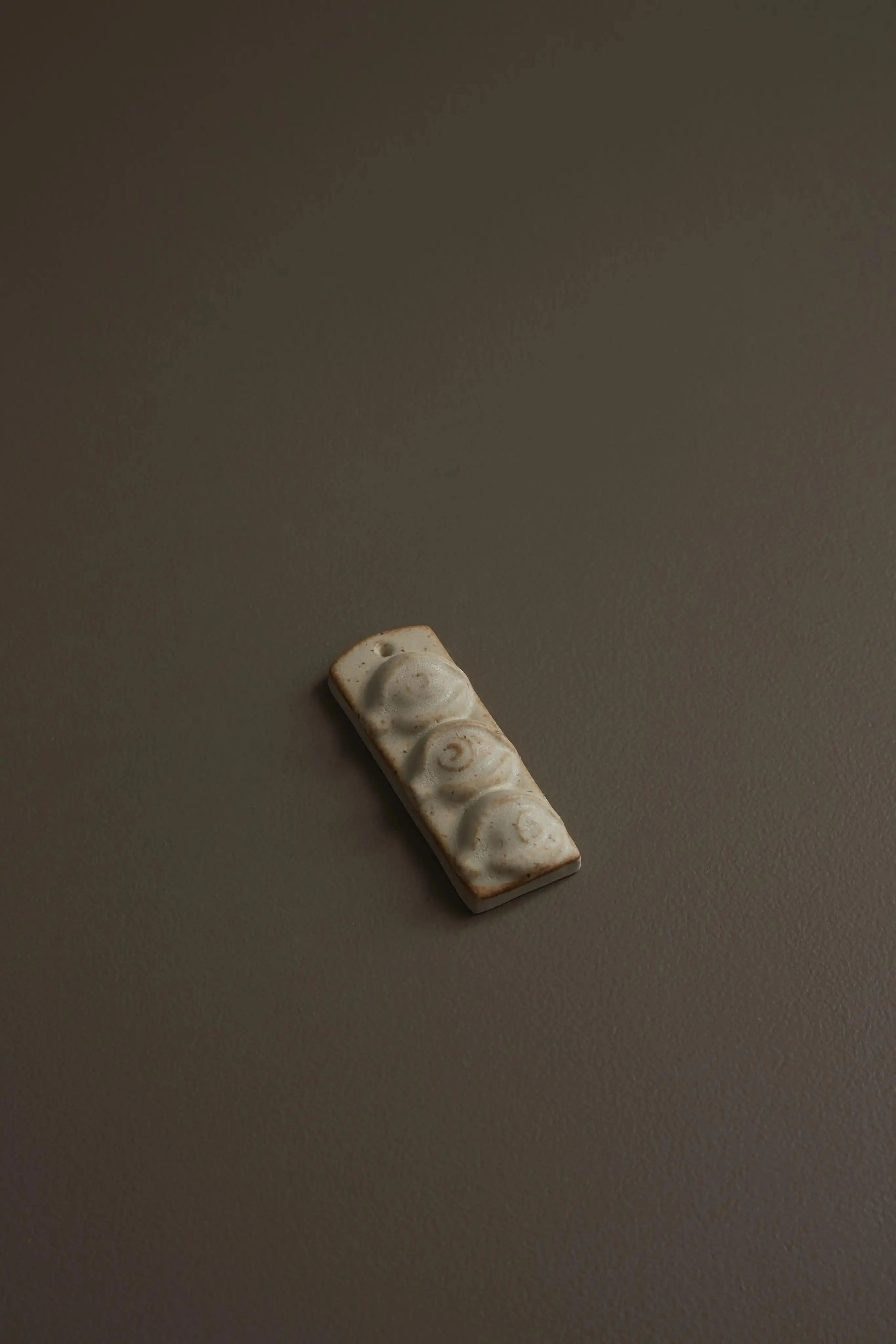 Third Eye – Væghængt skulptur i glaseret stentøj, WarmSand Laoru Laoru