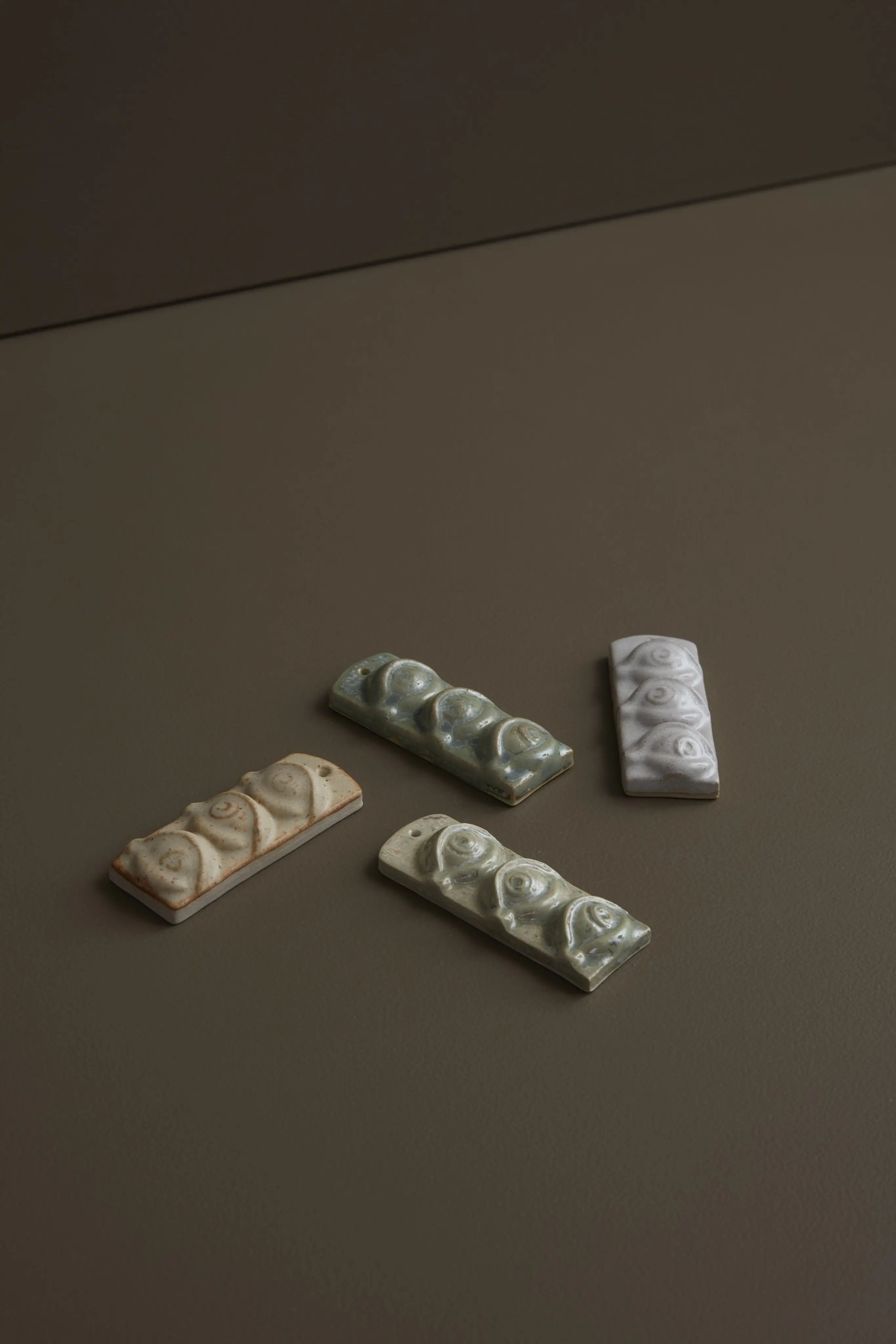 Third Eye – Væghængt skulptur i glaseret stentøj, WarmSand Laoru Laoru