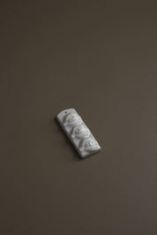 Laoru Laoru | Third Eye – Væghængt skulptur i glaseret stentøj, AntiqueWhite Laoru Laoru
