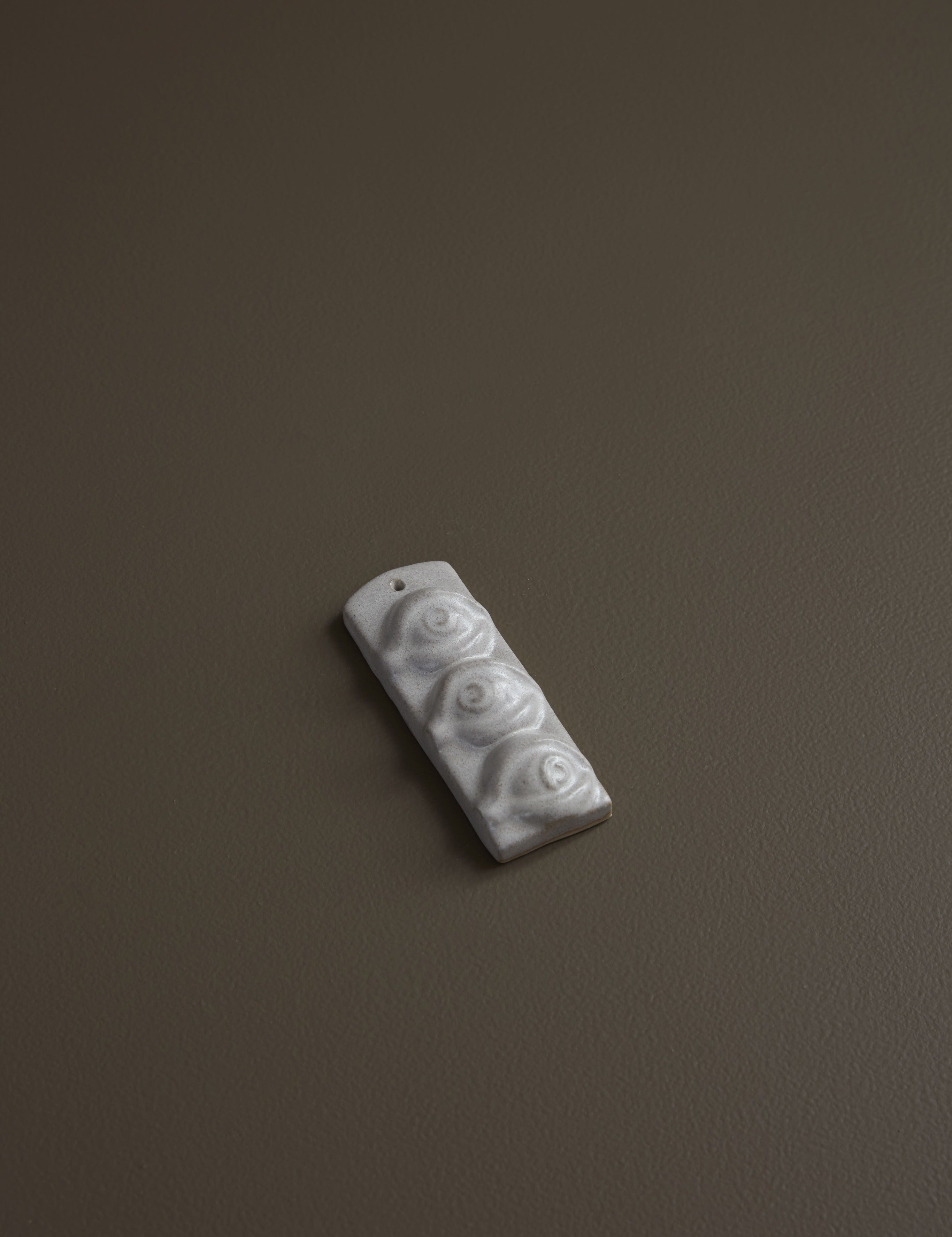 Laoru Laoru | Third Eye – Væghængt skulptur i glaseret stentøj, AntiqueWhite Laoru Laoru