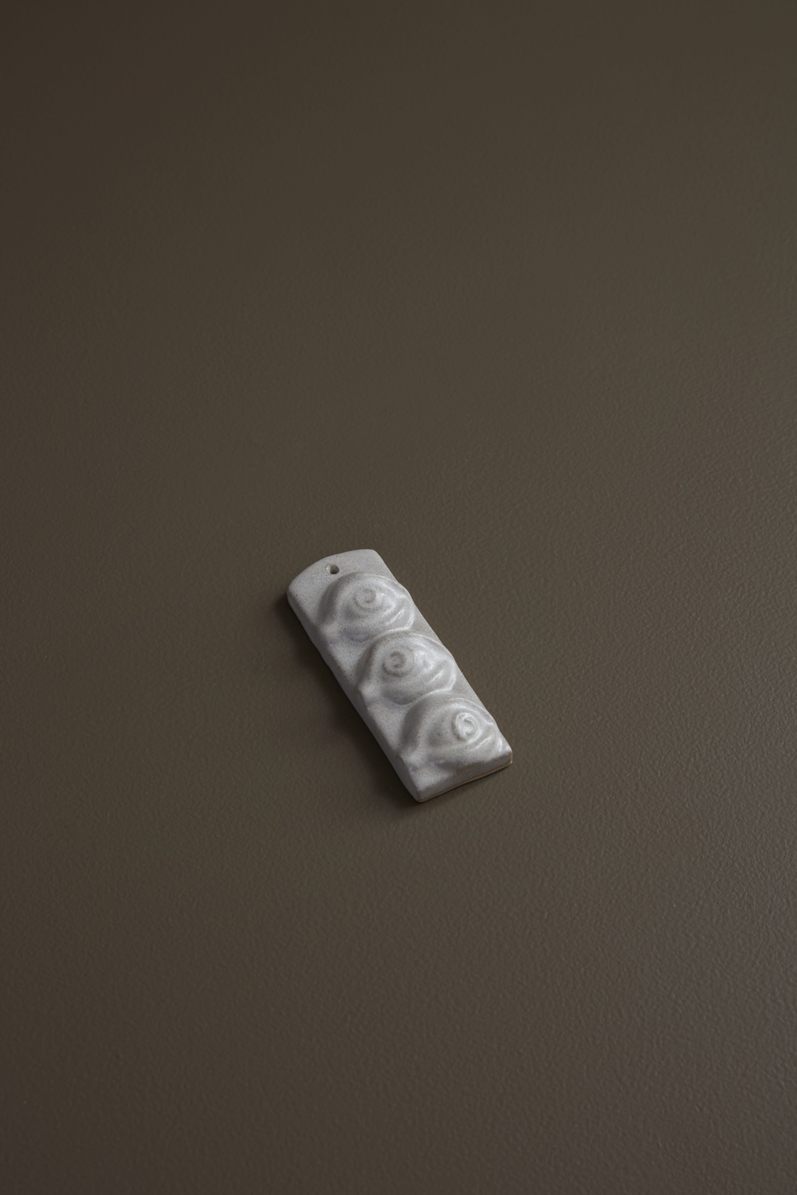 Laoru Laoru | Third Eye – Væghængt skulptur i glaseret stentøj, AntiqueWhite Laoru Laoru