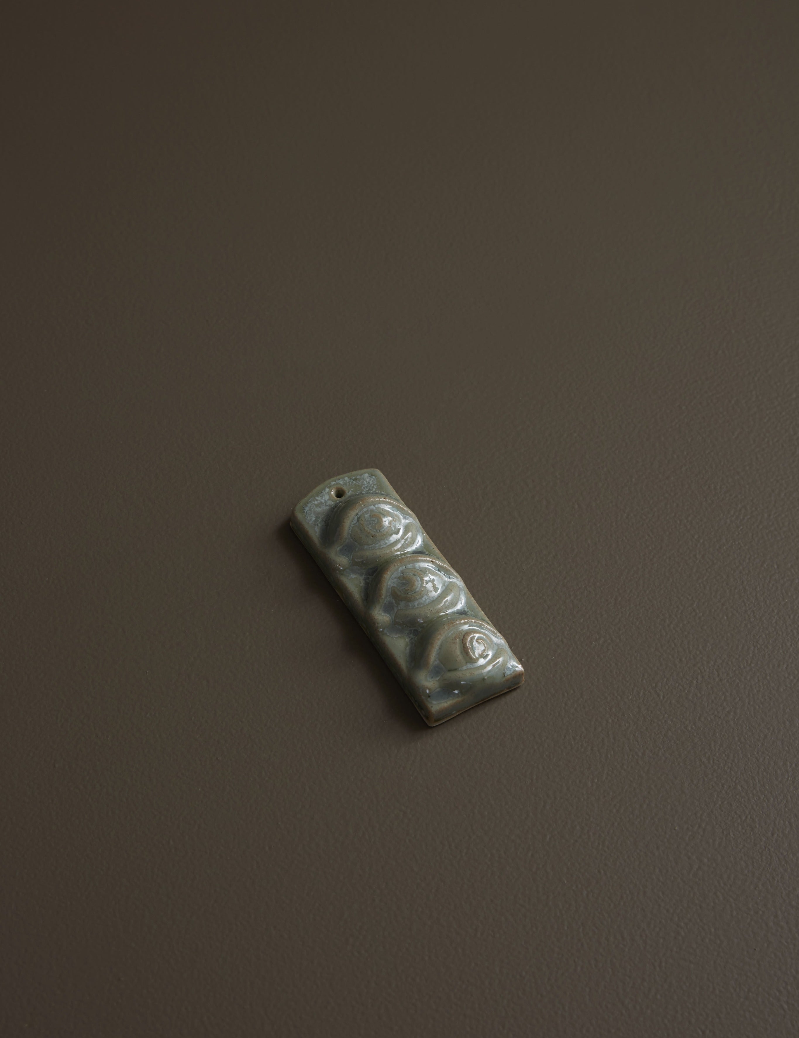 Laoru Laoru | Third Eye – Væghængt skulptur i glaseret stentøj, CopperGreen Laoru Laoru