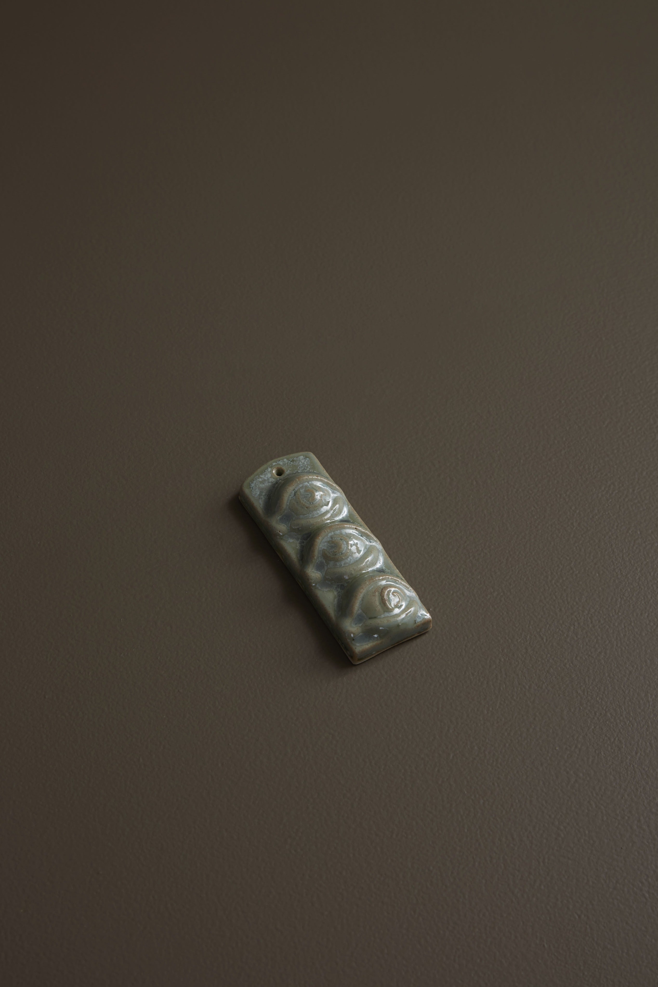 Laoru Laoru | Third Eye – Væghængt skulptur i glaseret stentøj, CopperGreen Laoru Laoru