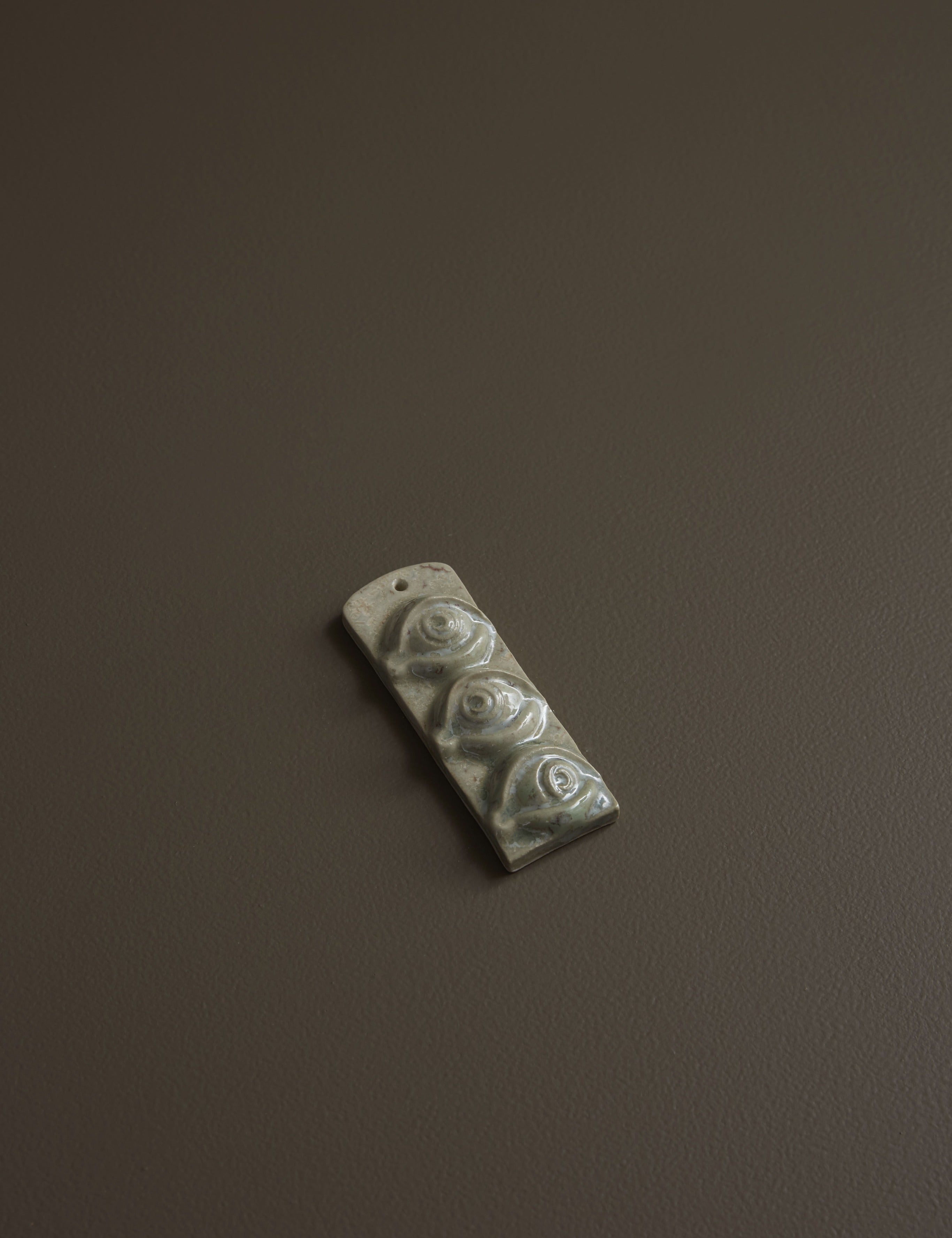 Laoru Laoru | Third Eye – Væghængt skulptur i glaseret stentøj, Crystal Green Laoru Laoru