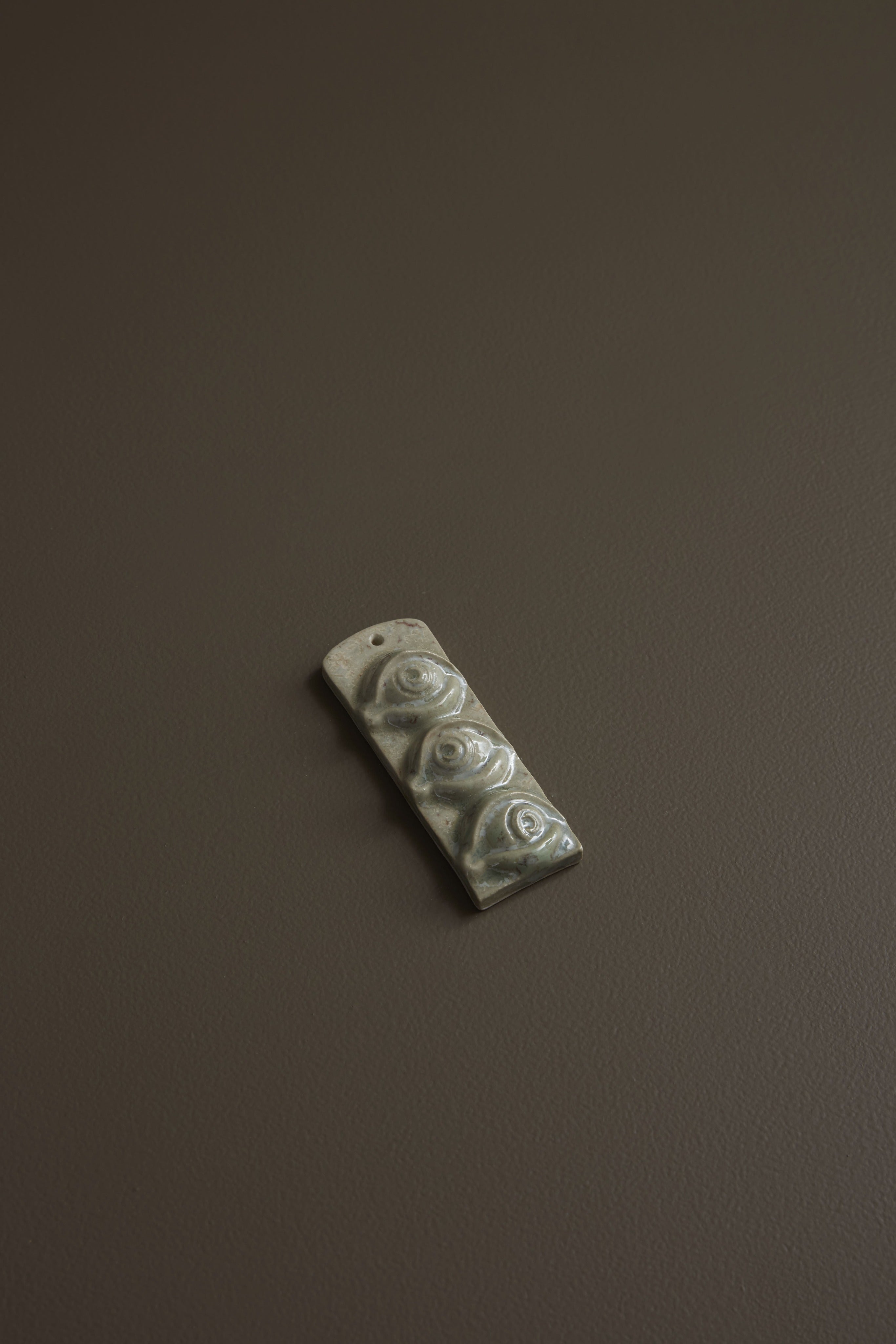 Laoru Laoru | Third Eye – Væghængt skulptur i glaseret stentøj, Crystal Green Laoru Laoru