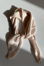Tørklæde med Beige/Hvid mønster | 70 x 70 cm Studio Hafnia