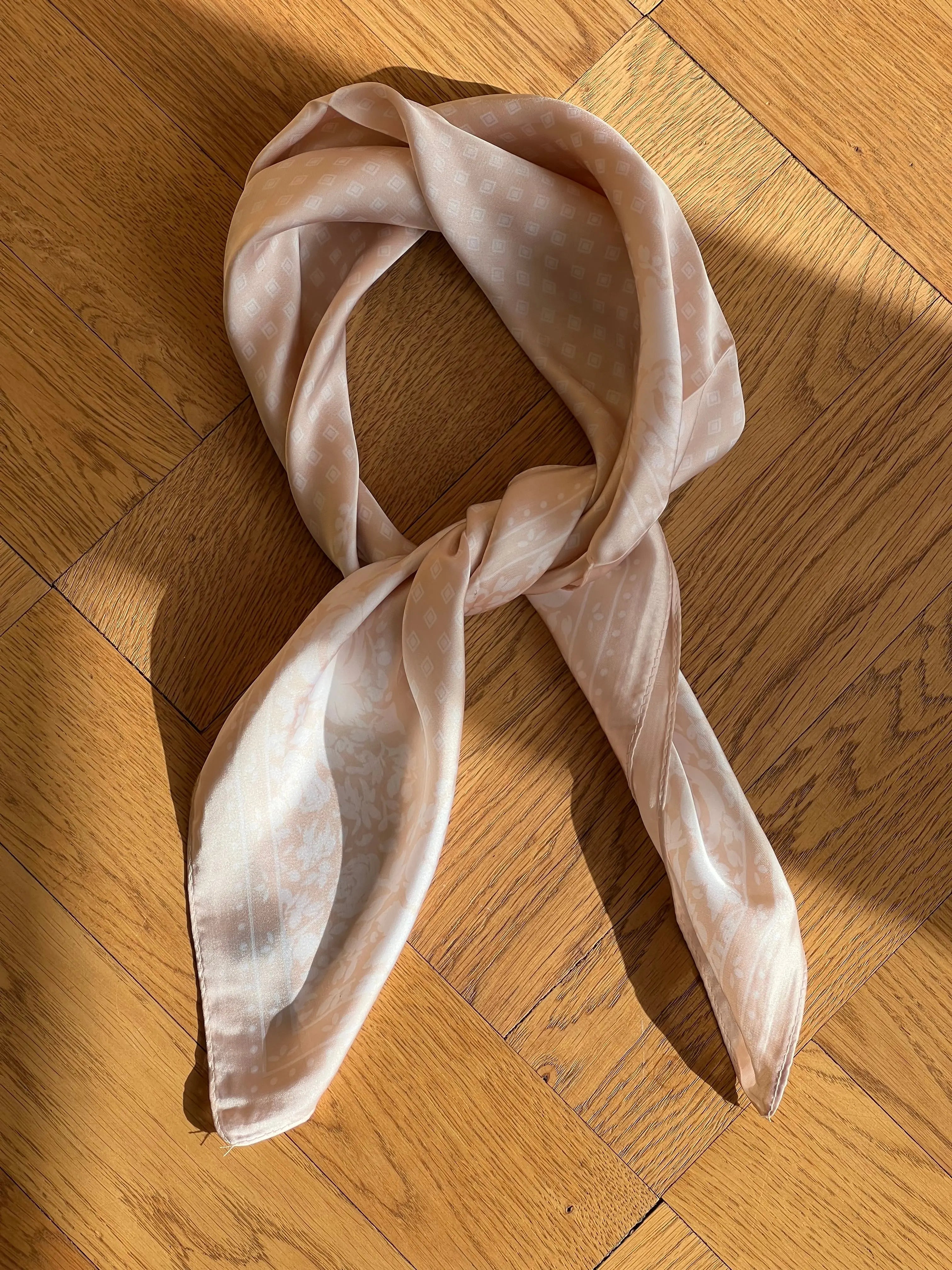 Tørklæde med Beige/Hvid mønster | 70 x 70 cm Studio Hafnia