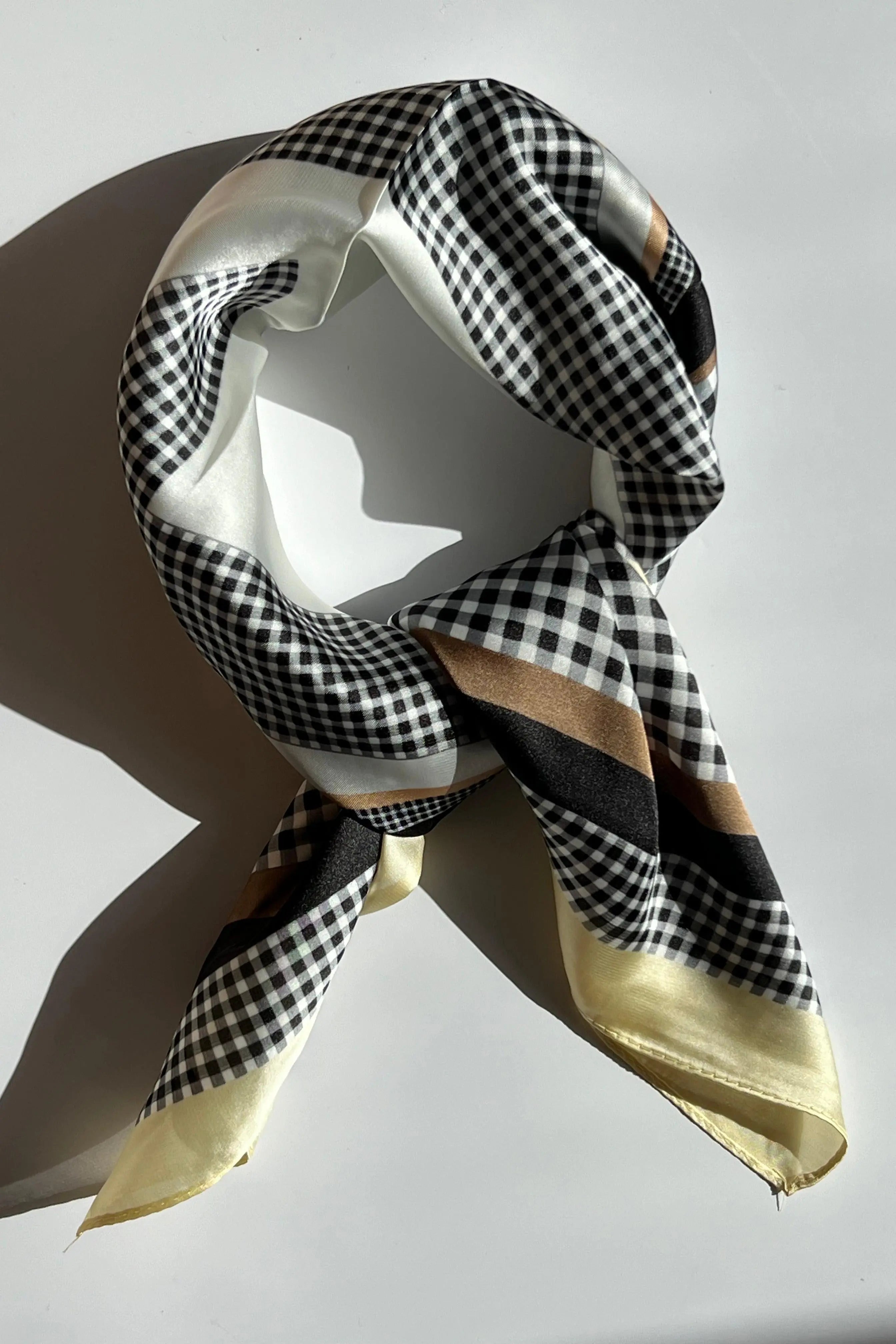 Tørklæde med Hvidt, Sort, Brunt og Lysegult Mønster | 70 x 70 cm Studio Hafnia