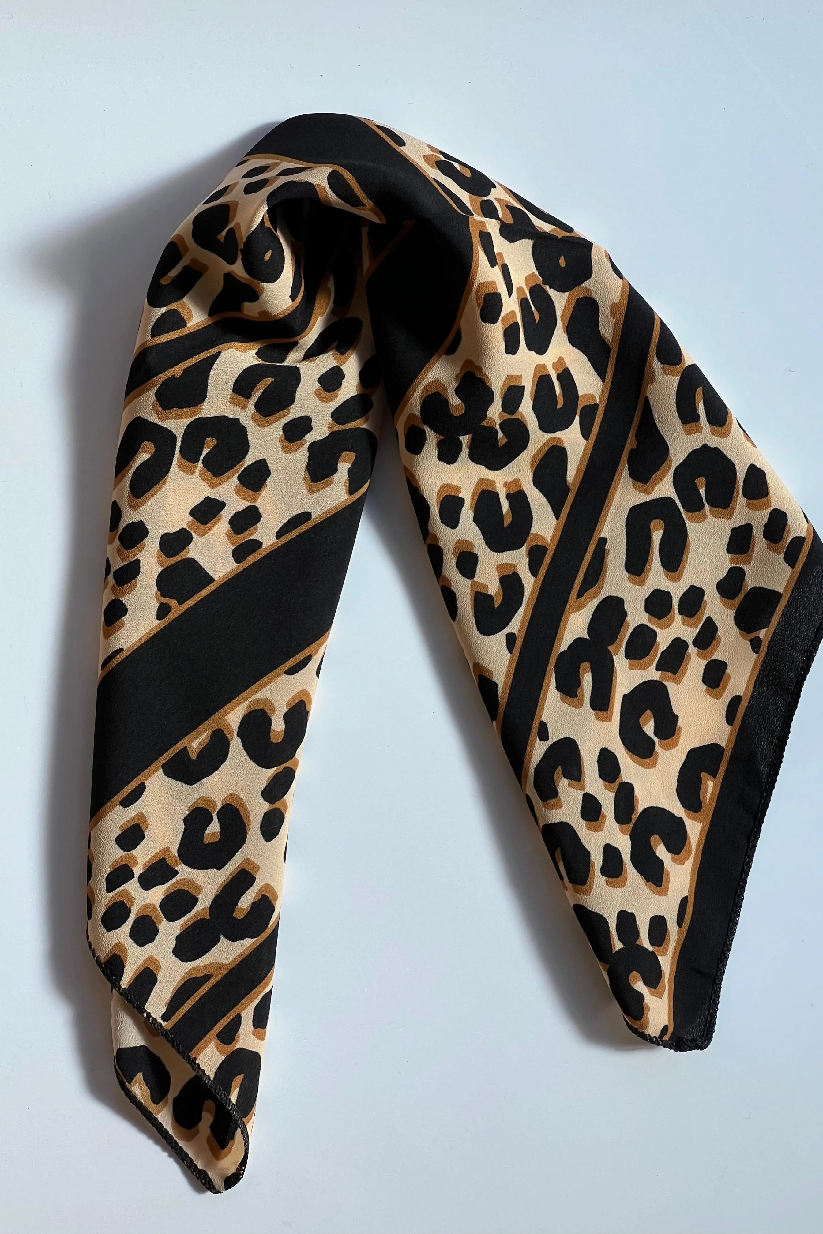 Tørklæde med Sort, Brunt og Beige Mønster | 45 x 50 cm Studio Hafnia