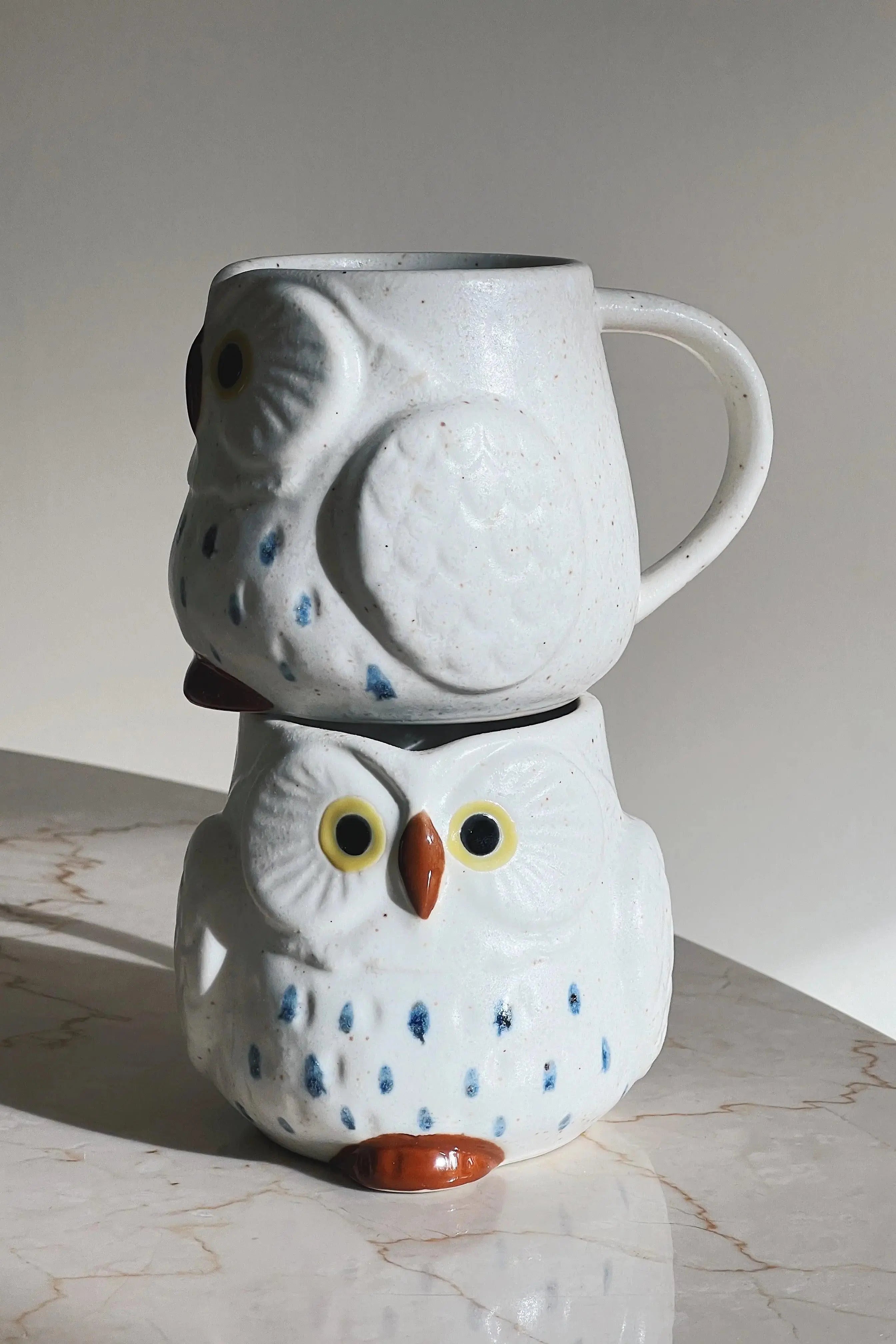 Uglekrus med hank i hvid keramik fra Japan Studio Hafnia