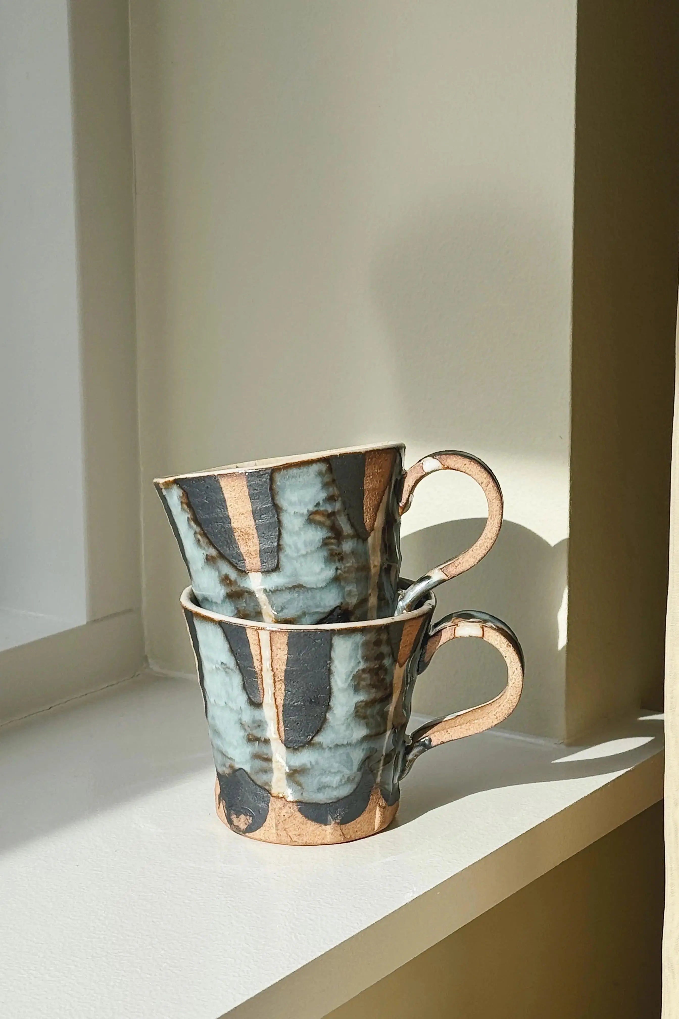 Unikt japansk keramikkrus med håndmalet mønster og hank | 350 ml Studio Hafnia