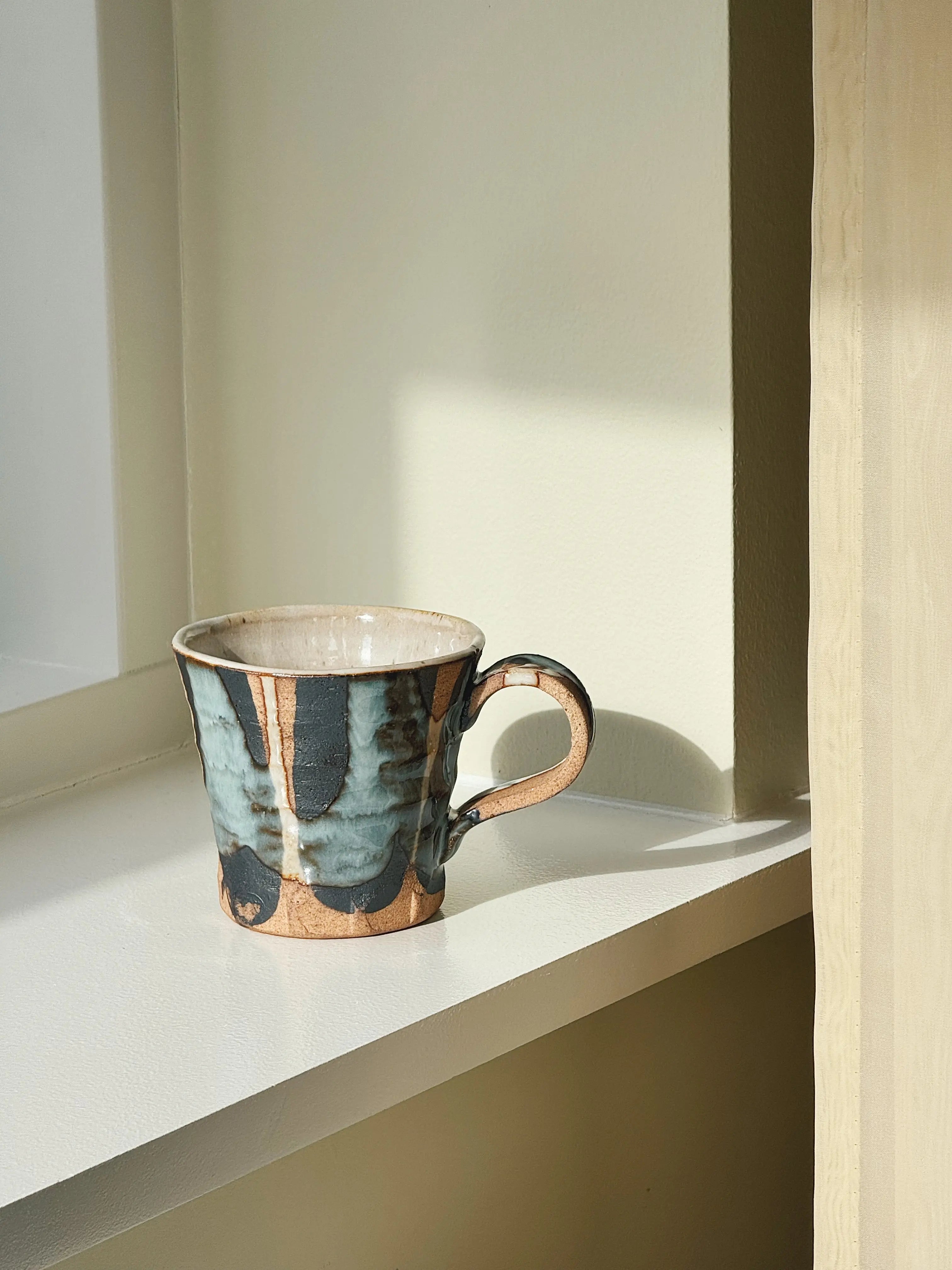 Unikt japansk keramikkrus med håndmalet mønster og hank | 350 ml Studio Hafnia