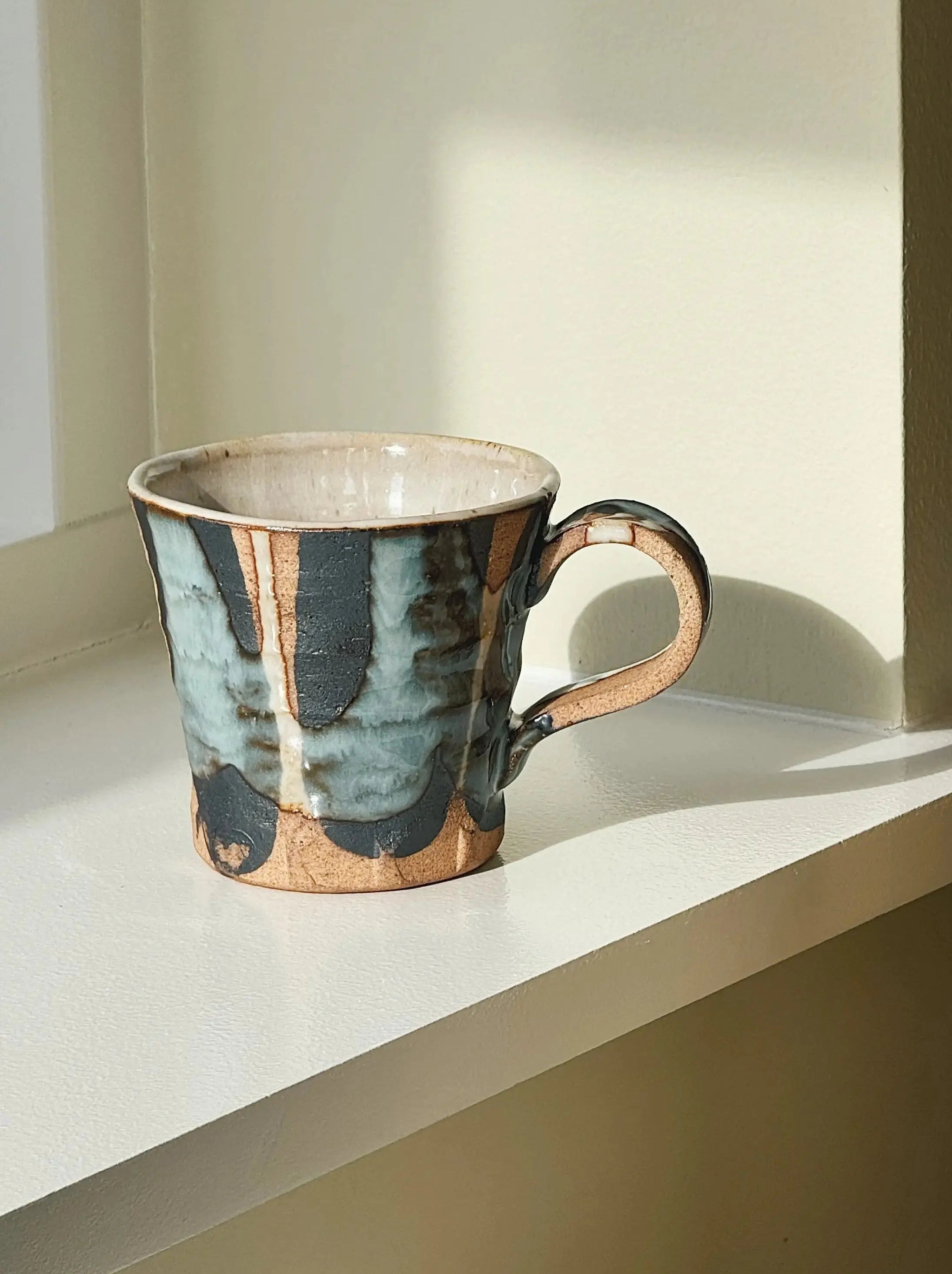 Unikt japansk keramikkrus med håndmalet mønster og hank | 350 ml Studio Hafnia