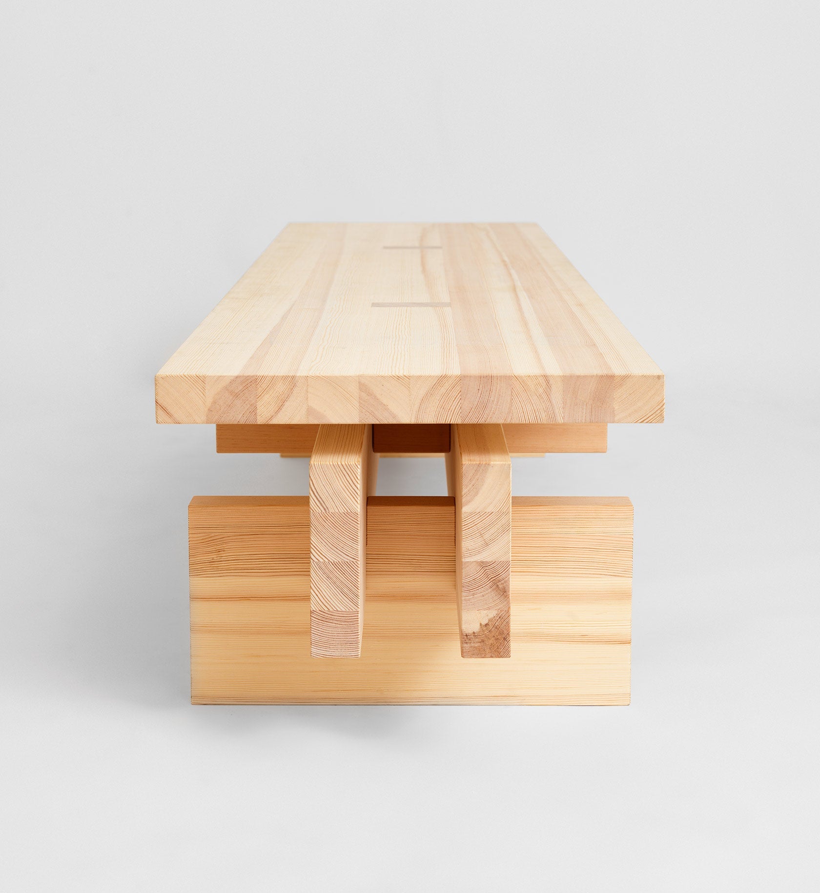 Verk BENCH V.LF.01 – Bænk i massivt svensk fyrretræ Verk