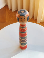 Vintage Kokeshi Dukke Nr. 221 fra Japan – Håndlavet | H 25 cm Studio Hafnia