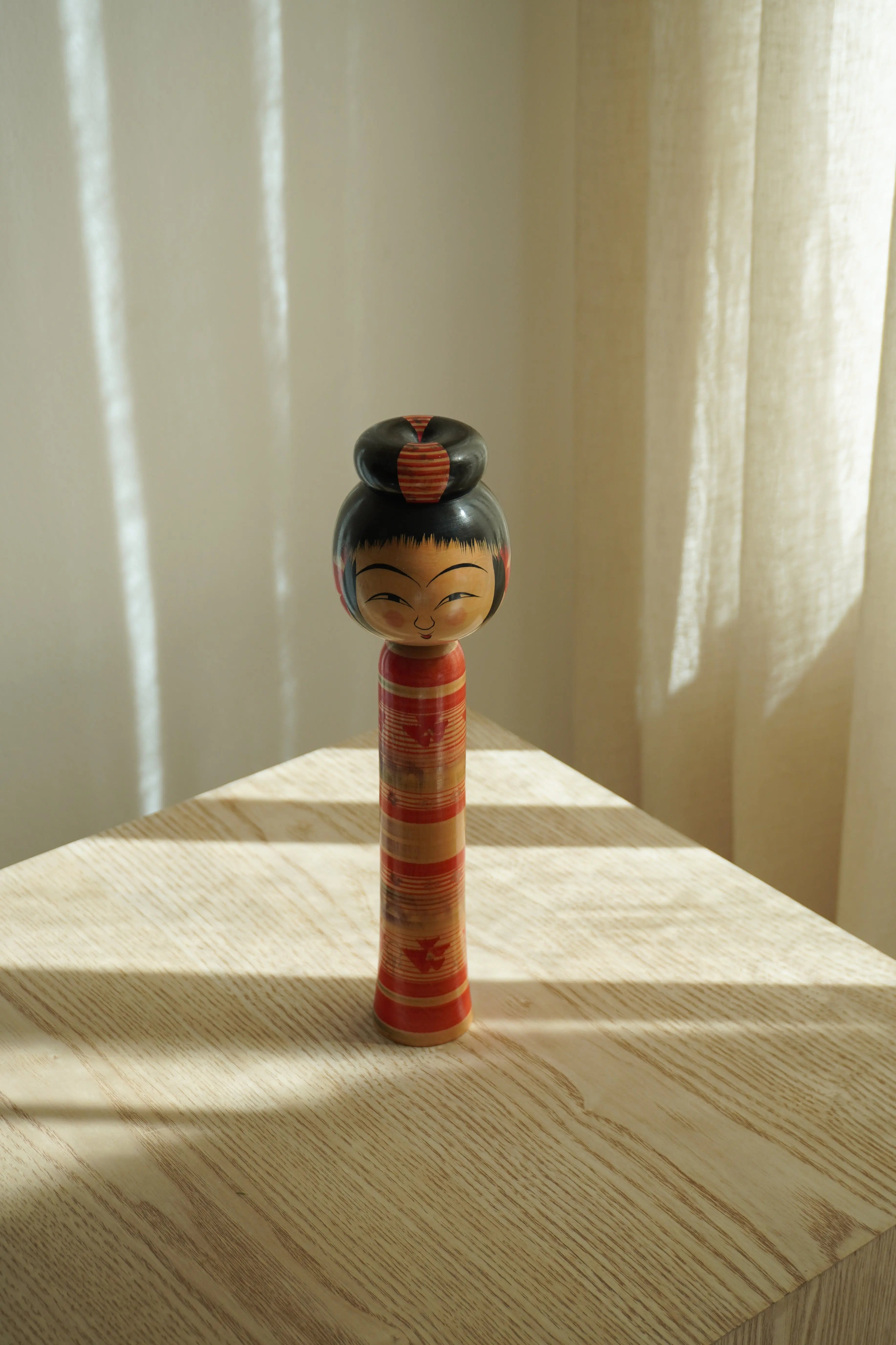 Vintage Kokeshi Dukke Nr. 256 fra Japan – Håndlavet | H 25 cm