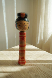 Vintage Kokeshi Dukke Nr. 256 fra Japan – Håndlavet | H 25 cm