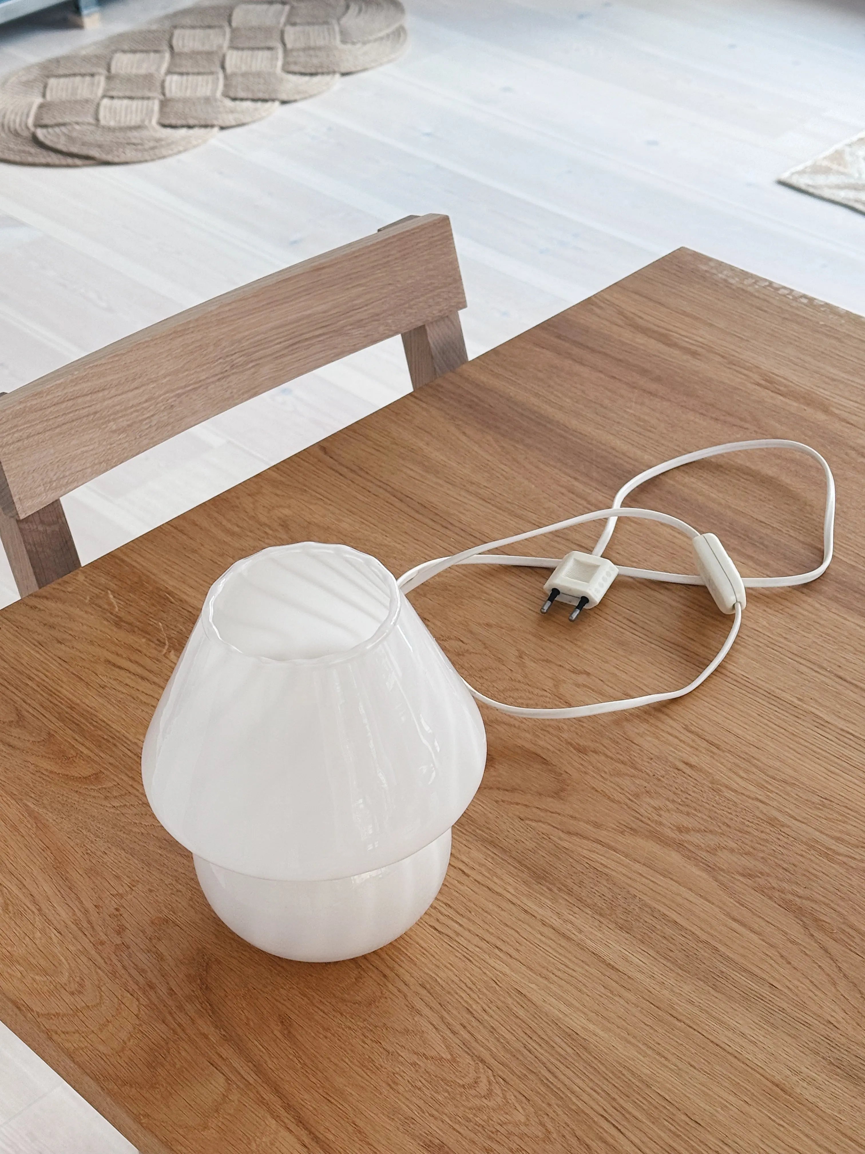 Vintage Murano Baby Mushroom Bordlampe i Hvidt Swirl Glas | H19 cm Studio Hafnia