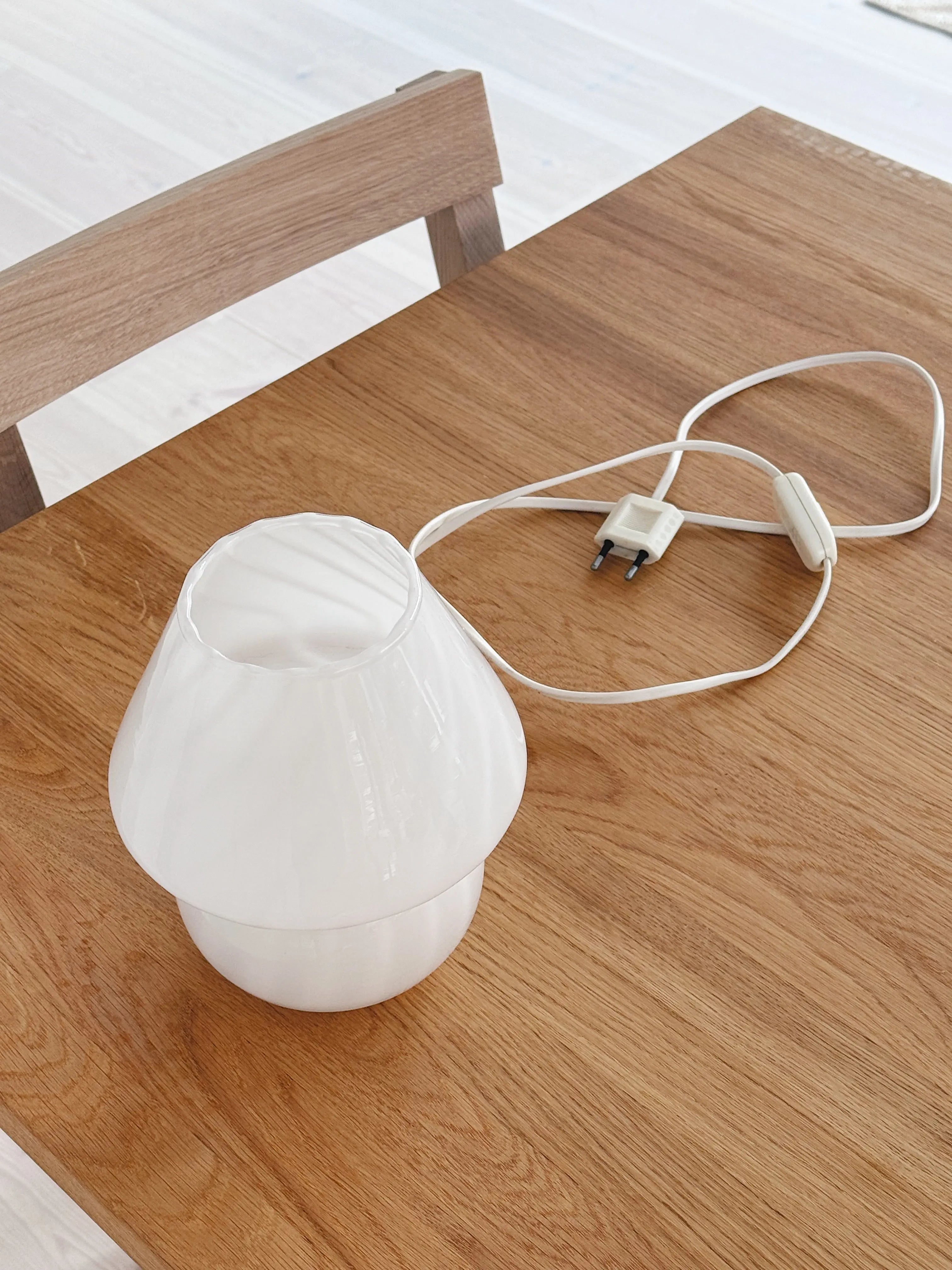 Vintage Murano Baby Mushroom Bordlampe i Hvidt Swirl Glas | H19 cm Studio Hafnia