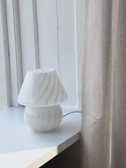 Vintage Murano Baby Mushroom Bordlampe i Hvidt Swirl Glas | H19 cm Studio Hafnia
