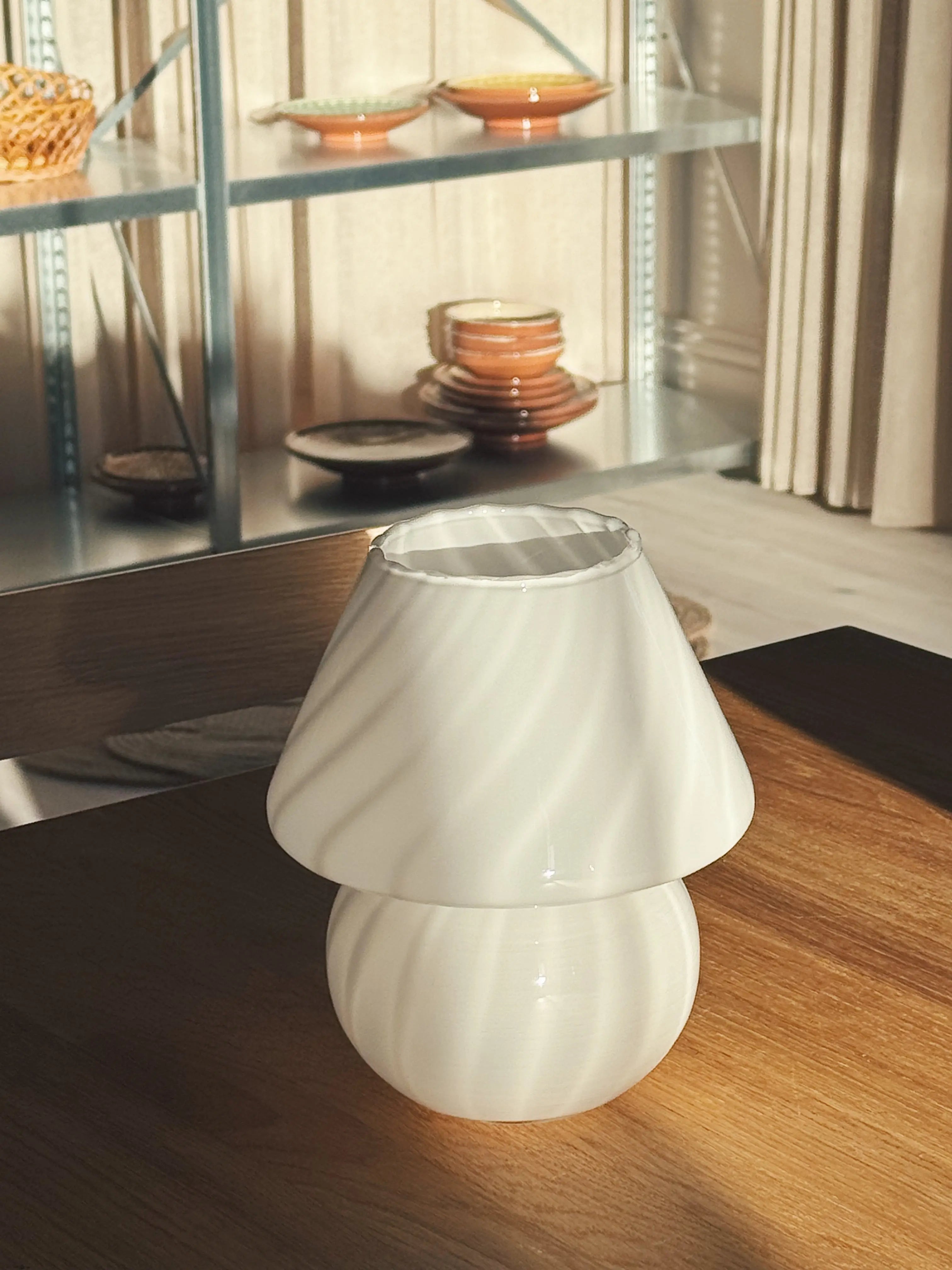 Vintage Murano Baby Mushroom Bordlampe i Hvidt Swirl Glas | H19 cm Studio Hafnia