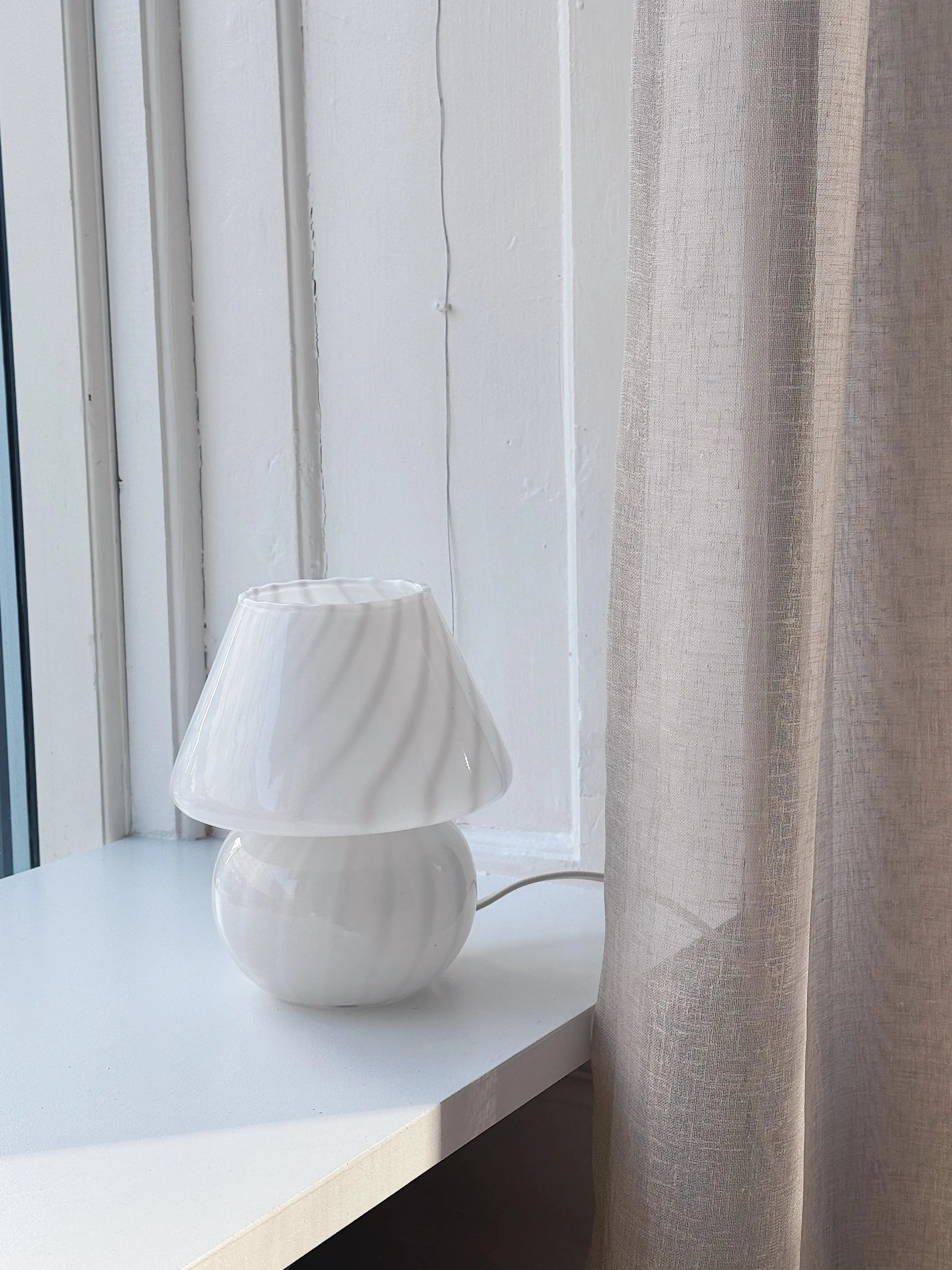 Vintage Murano Baby Mushroom Bordlampe i Hvidt Swirl Glas | H19 cm Studio Hafnia