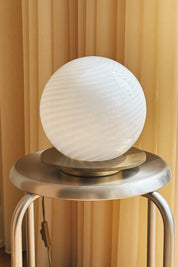 Vintage Murano Bordlampe i Hvidt Swirl Glas med Messingfarvet Base | H20 cm Studio Hafnia