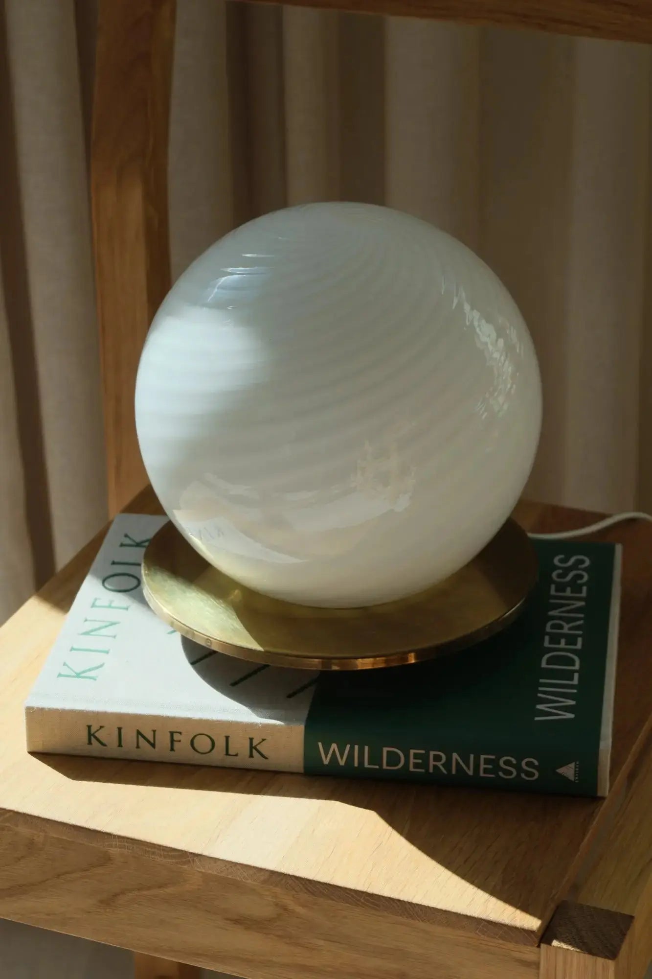 Vintage Murano table lamp in white swirl glass with a brass-coloured base, H20 cm