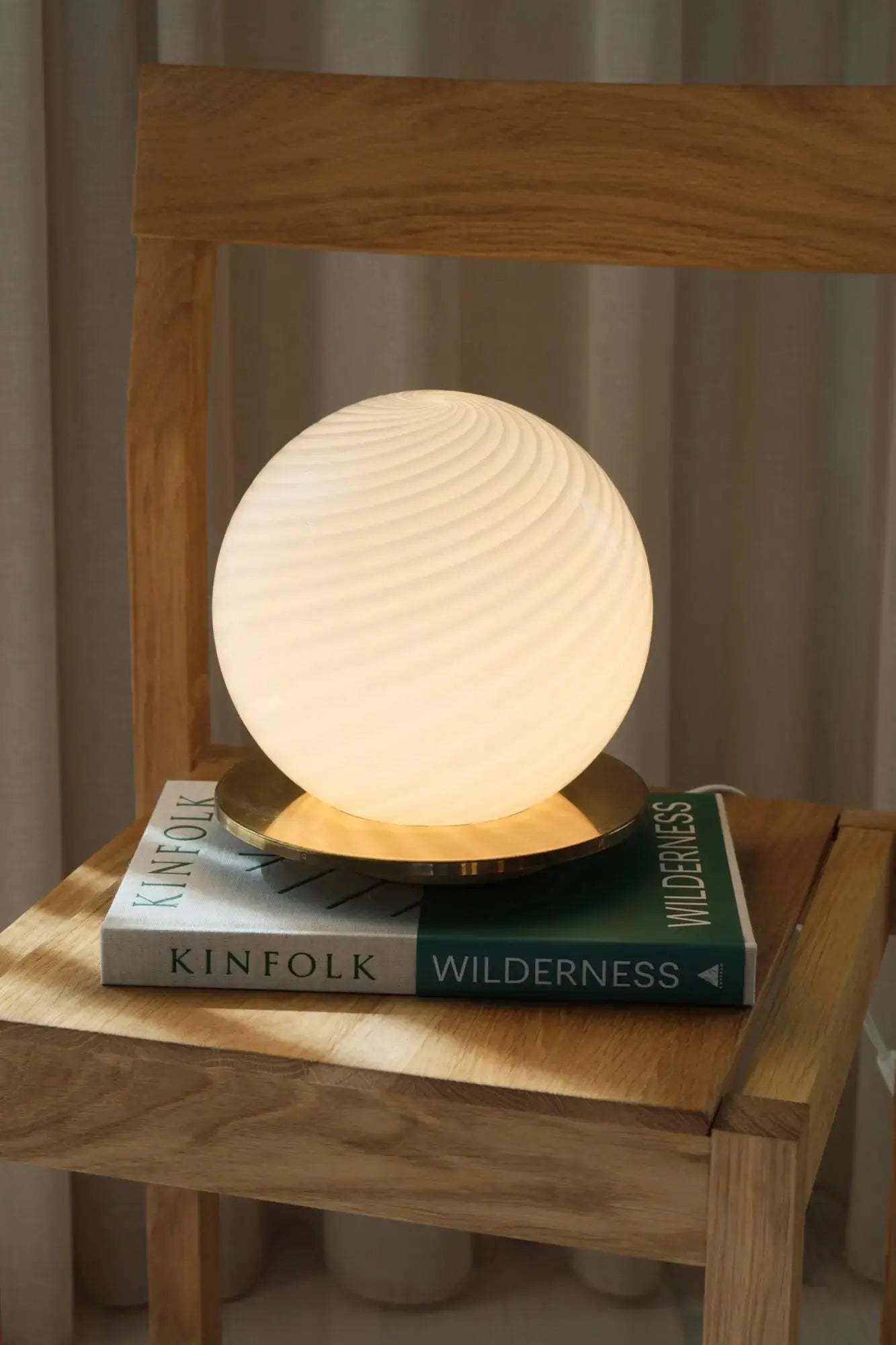 Mouth-blown Murano sphere in white swirl glass from the 1970s, vintage table lamp